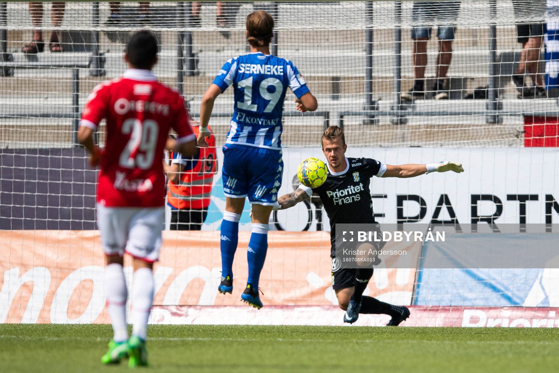 IFK Göteborgs målvakt Erik Dahlin räddar ett skott