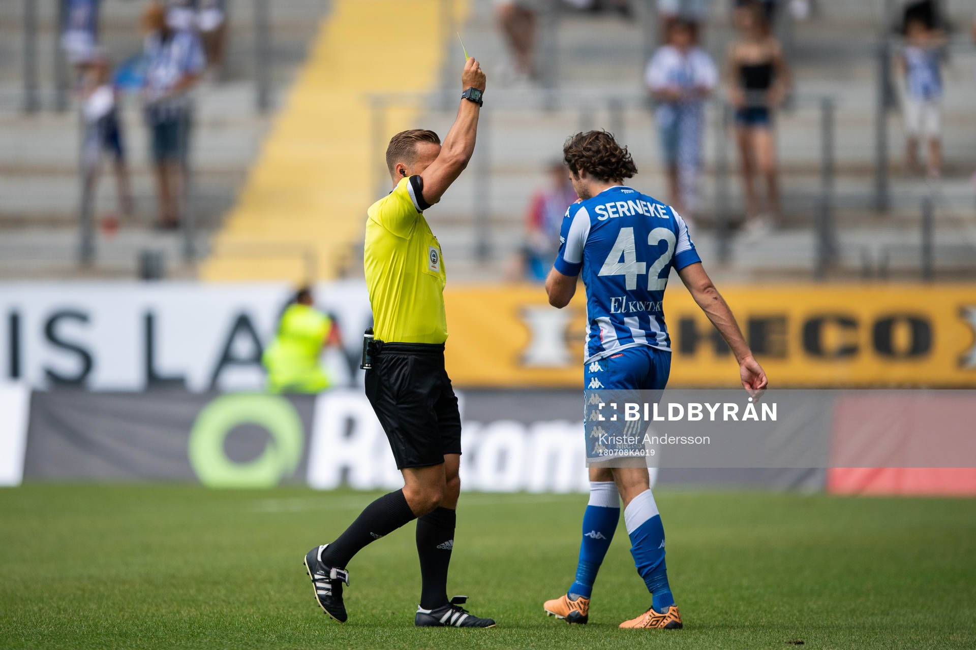 Domare Kristoffer Karlsson varnar IFK Göteborgs Mikkel