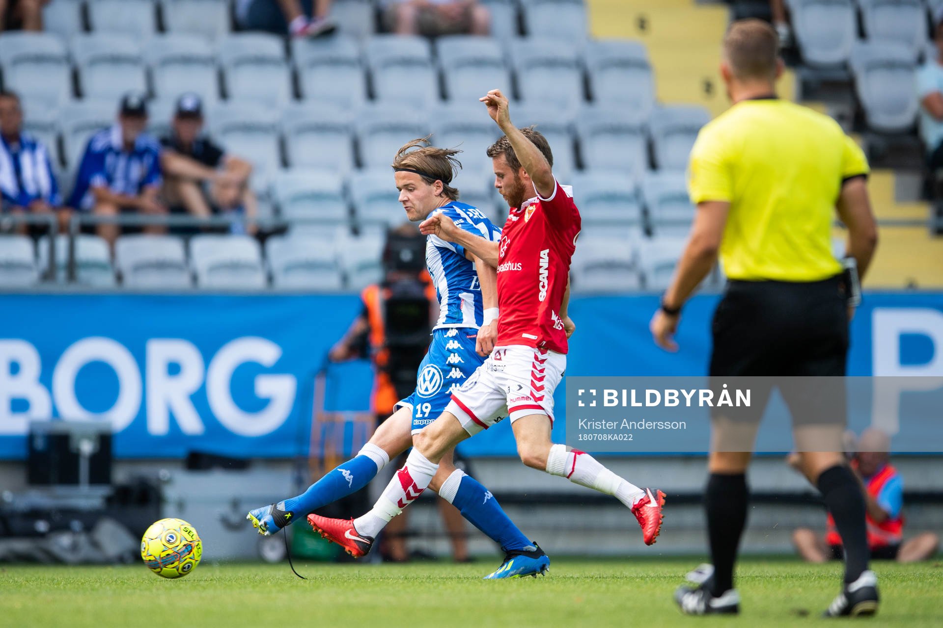 IFK Göteborgs August Erlingmark och Kalmars Måns Söderqvist i kamp om bollen under fotbollsmatchen i Allsvenskan mellan IFK Göteborg och Kalmar den 8 juli 2018 i Göteborg.