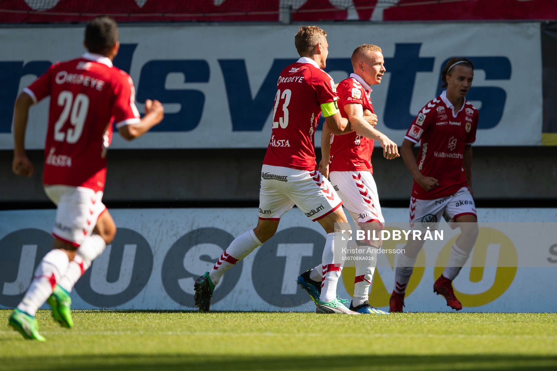 Kalmars Tobias Eriksson (mitten) jublar med lagkamrater