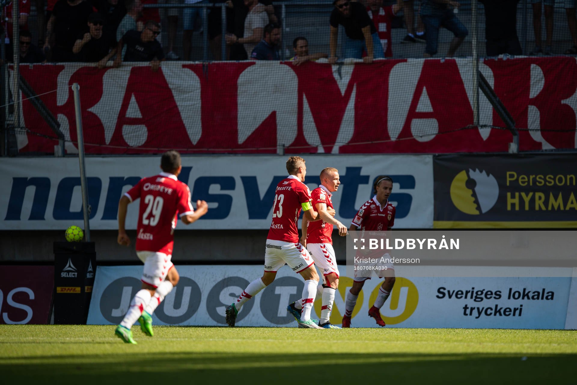 Kalmars Tobias Eriksson (mitten) jublar med lagkamrater