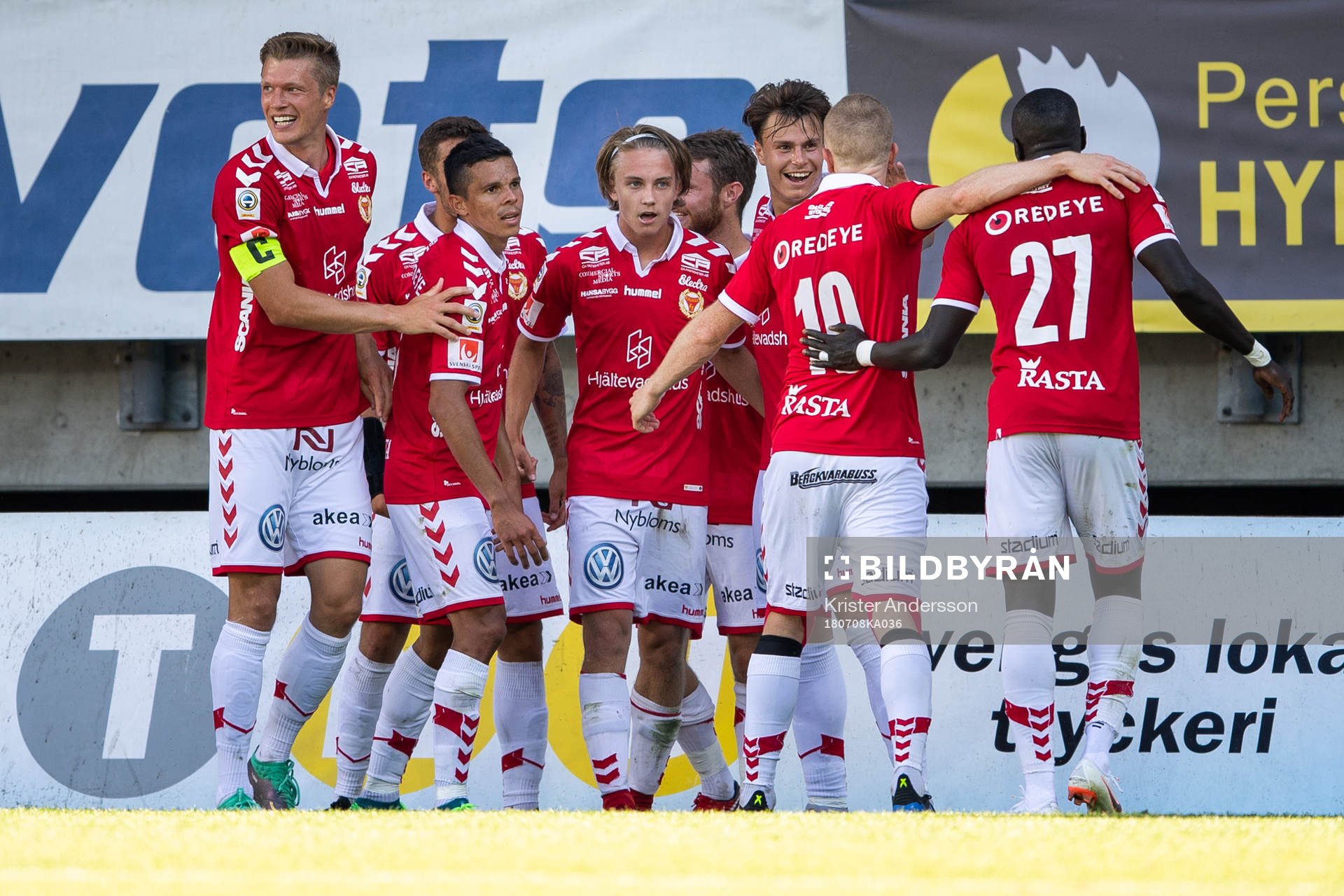 Kalmars Isak Magnusson (mitten) jublar med lagkamrater