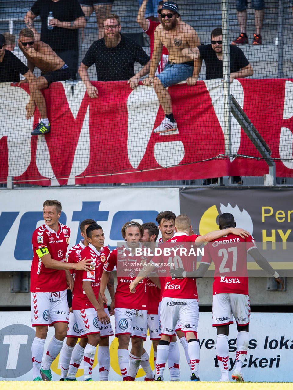 Kalmars Isak Magnusson (mitten) jublar med lagkamrater