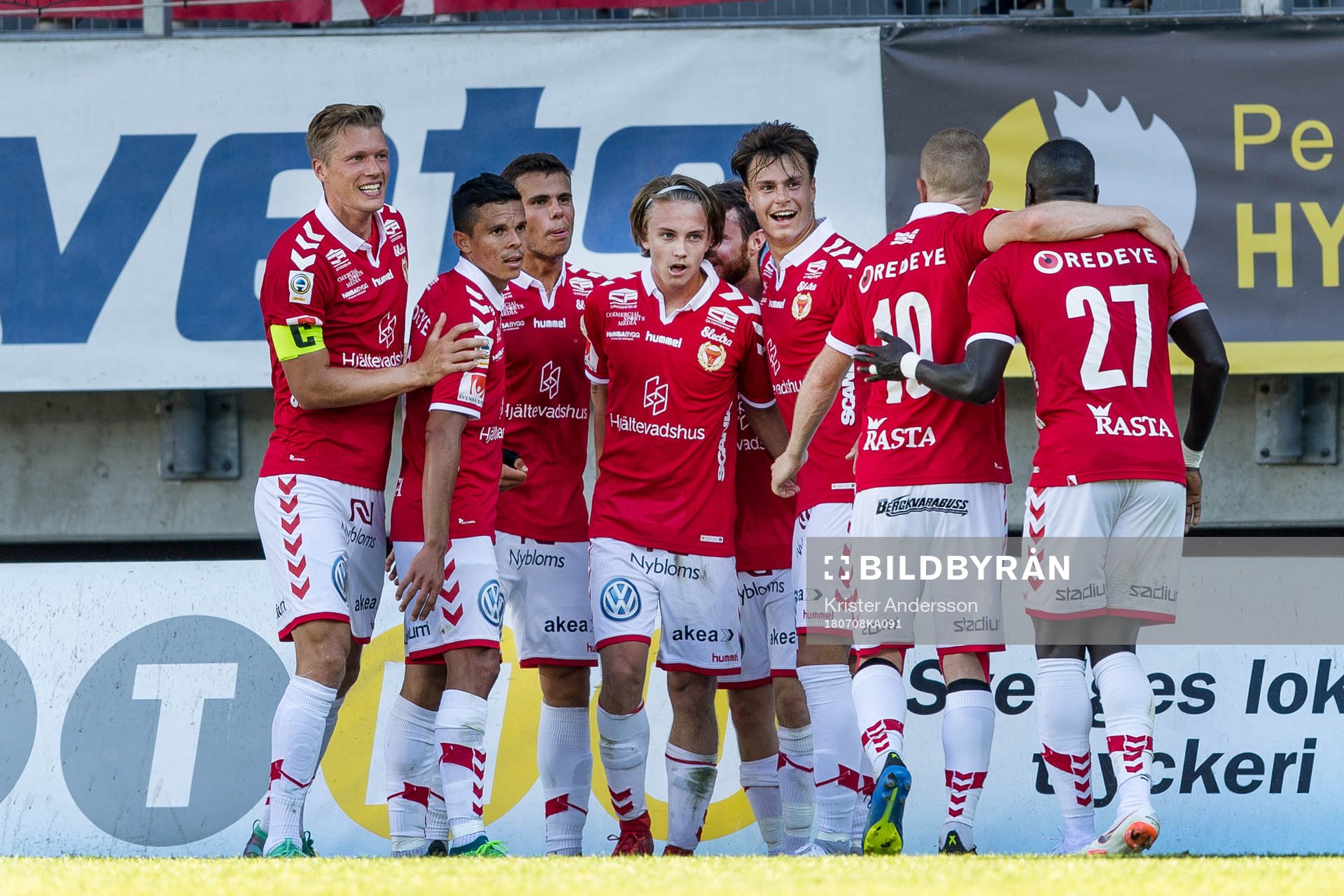Kalmars Isak Magnusson jublar med lagkamrater