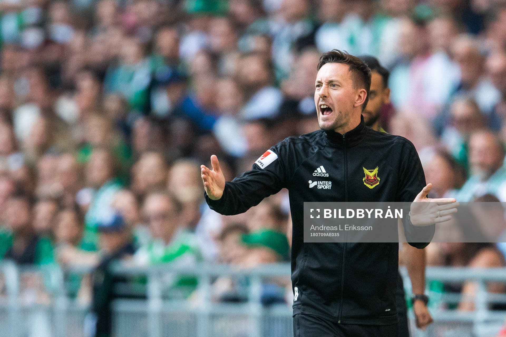 Östersunds tränare Ian Burchnall gestikulerar