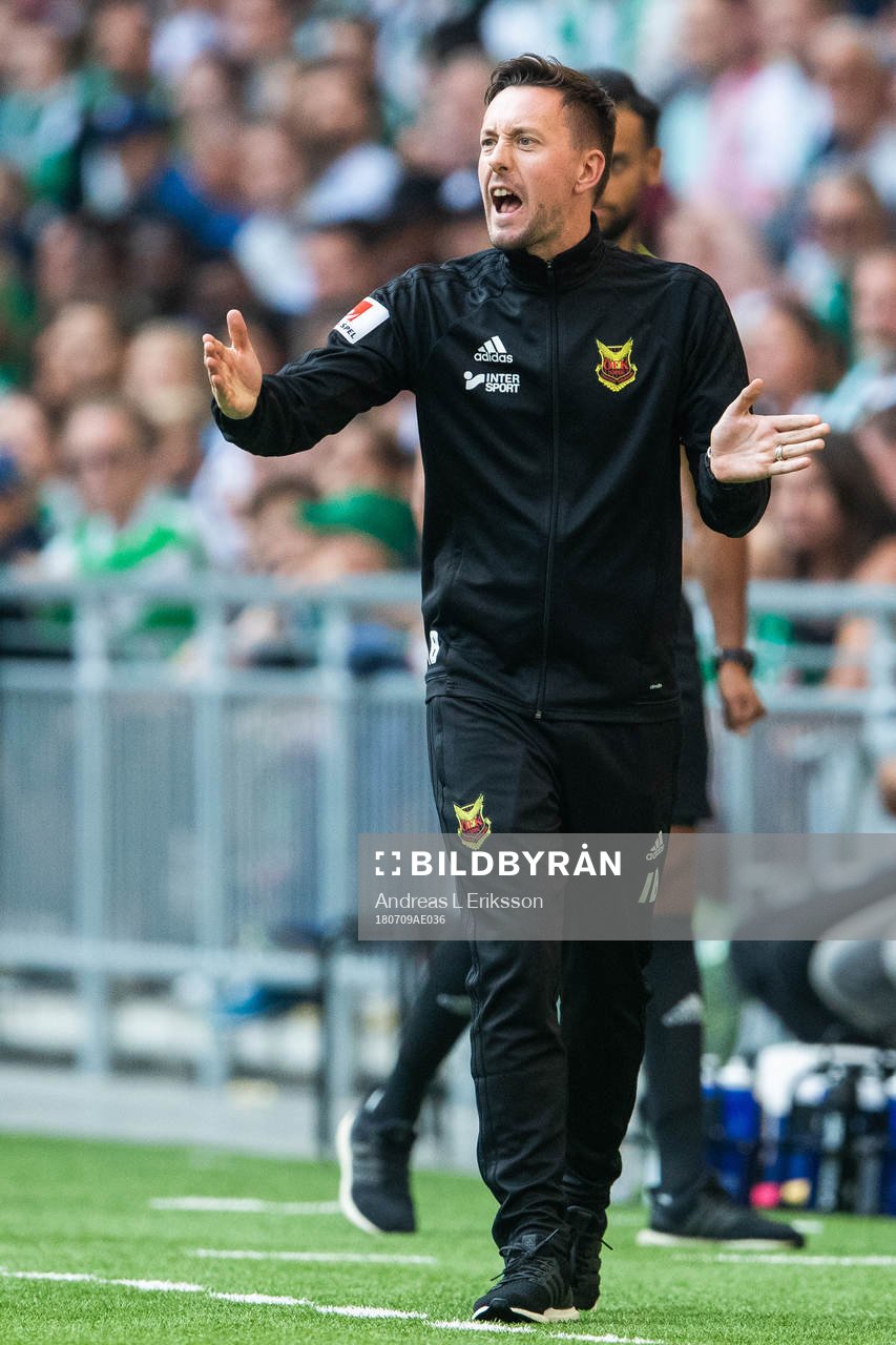 Östersunds tränare Ian Burchnall gestikulerar