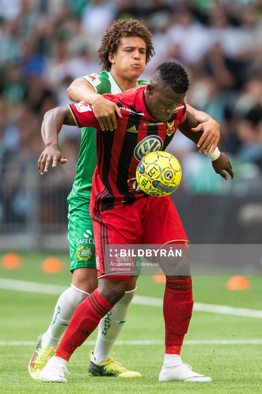 Hammarbys Neto Borges och Östersunds Salisu Abdullahi Gero i kamp om bollen under fotbollsmatchen i Allsvenskan mellan Hammarby och Östersund den 9 juli 2018 i Stockholm.