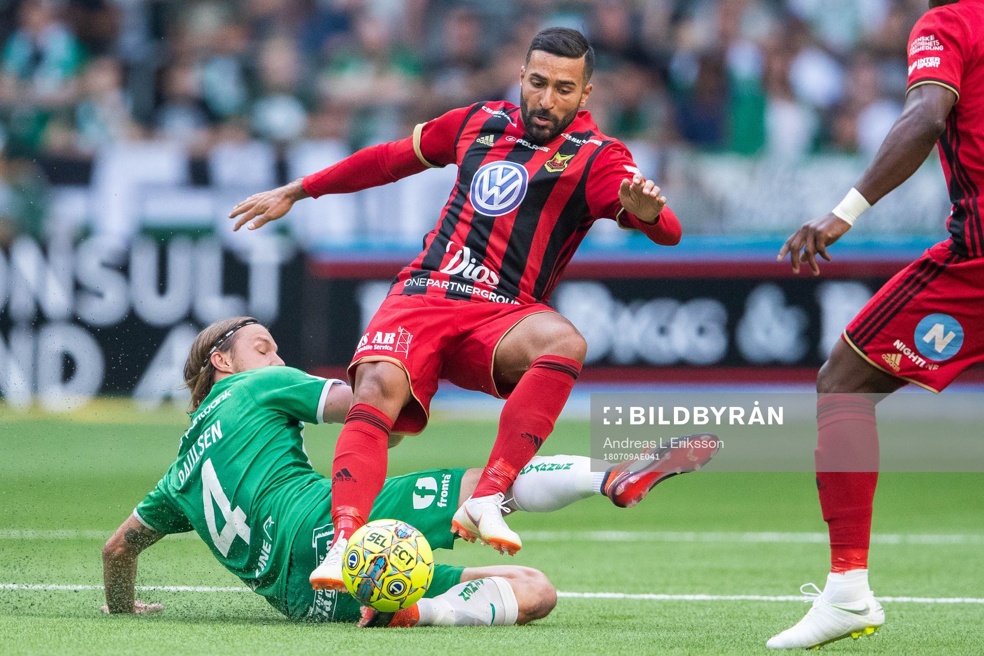 Hammarbys Björn Paulsen glidtacklar mot Östersunds Saman