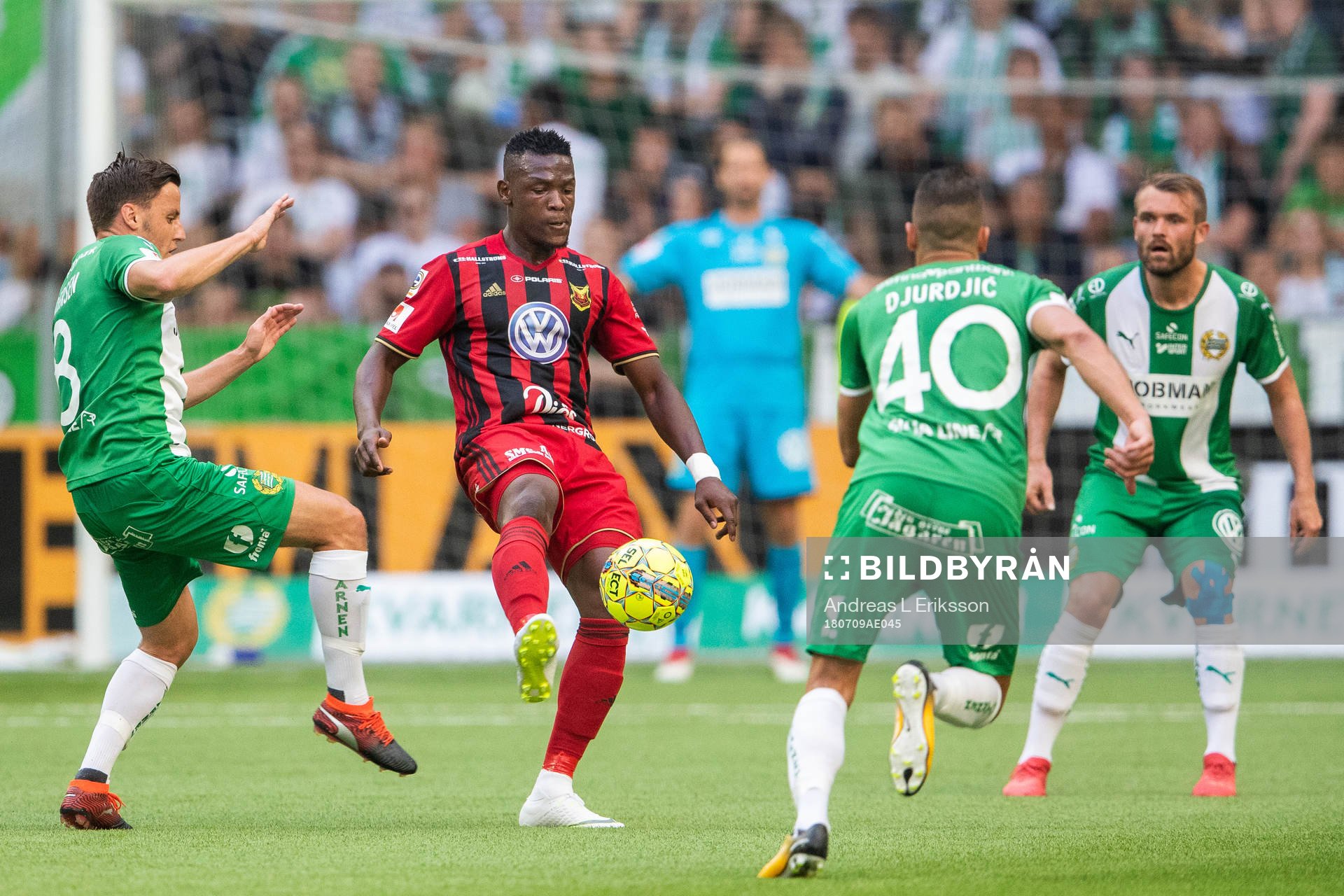 Hammarbys Jeppe Andersen och Nikola Djurdjic i kamp om