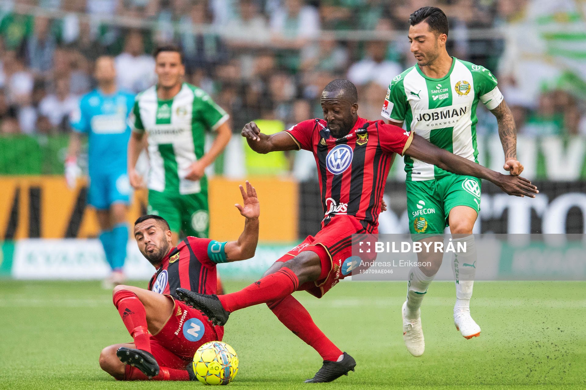 Östersunds Brwa Nouri och Ronald Mukiibi i kamp om bollen