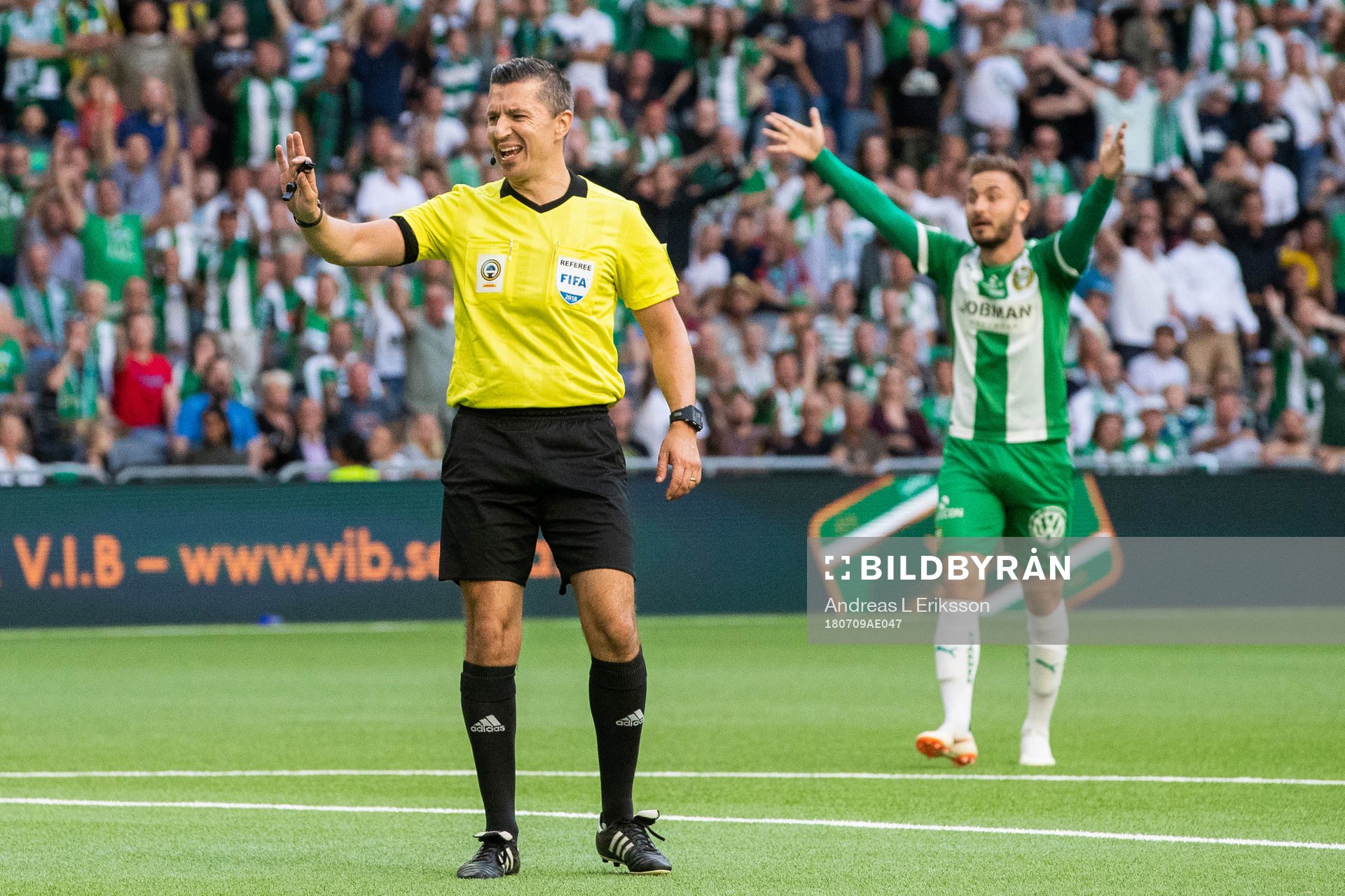 Hammarbys spelare reagerar och vill ha straff men domare