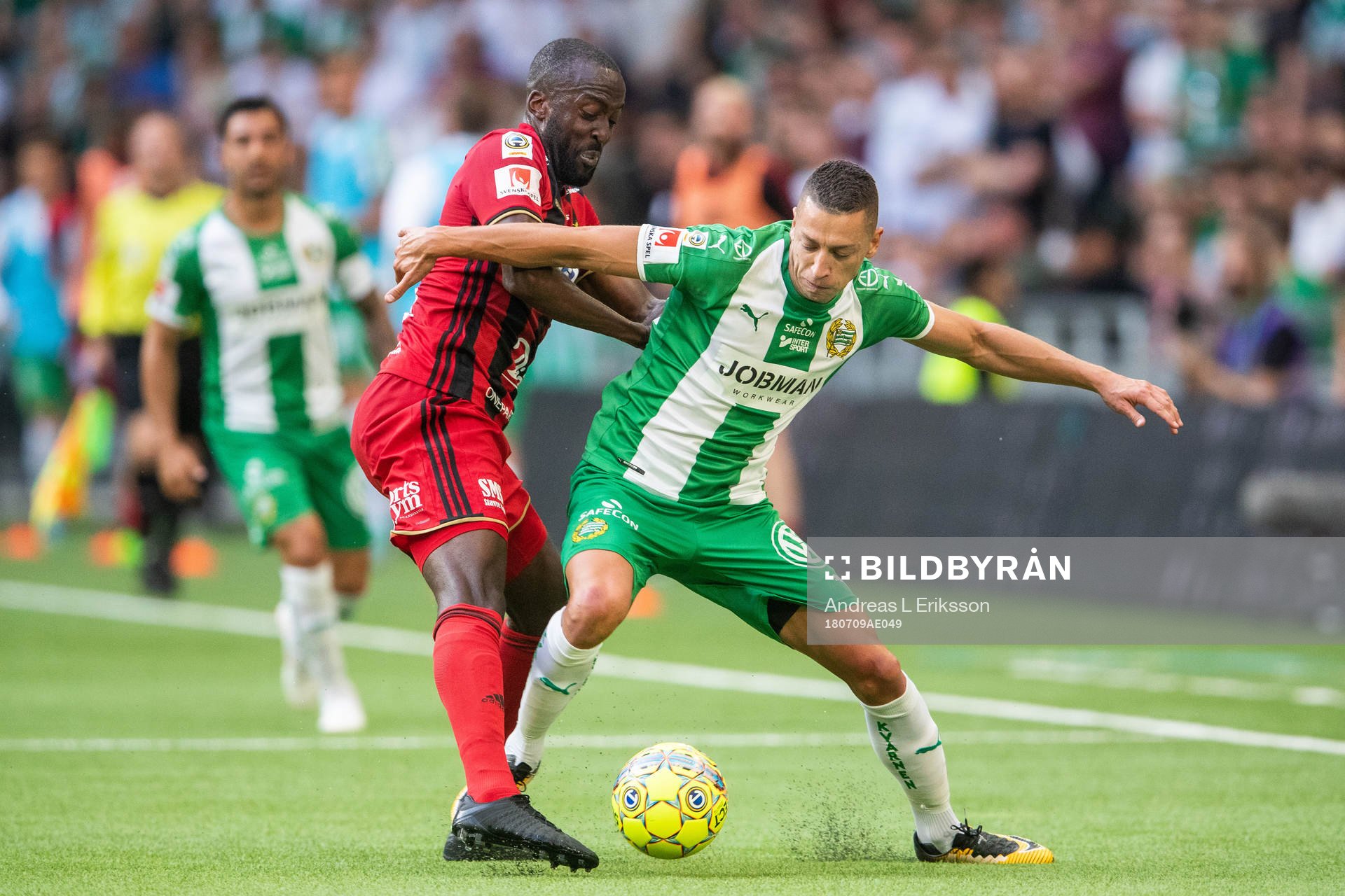 Östersunds Ronald Mukiibi och Hammarbys Nikola Djurdjic i