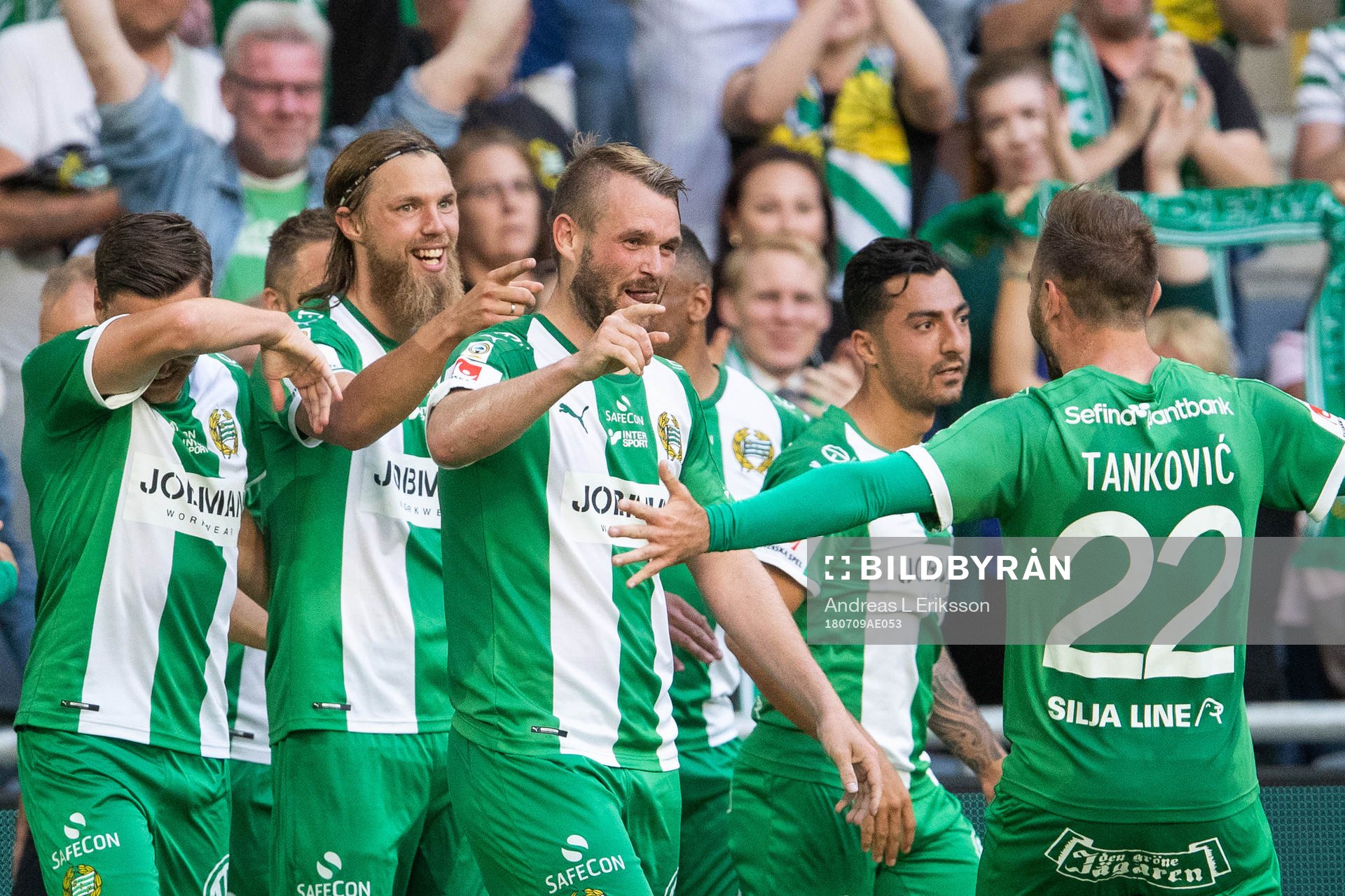 Hammarbys Björn Paulsen (mitten) jublar efter att han gjort 1-0-målet under fotbollsmatchen i Allsvenskan mellan Hammarby och Östersund den 9 juli 2018 i Stockholm.