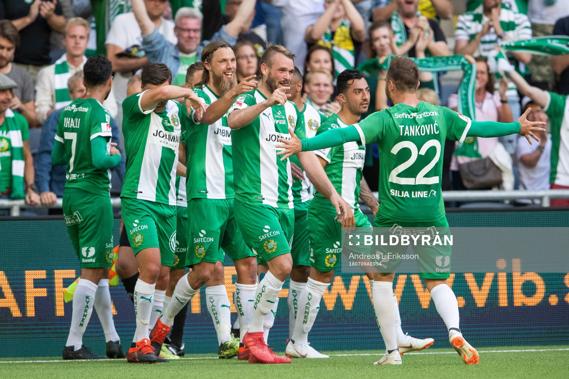 Hammarbys Björn Paulsen (mitten) jublar efter att han gjort 1-0-målet under fotbollsmatchen i Allsvenskan mellan Hammarby och Östersund den 9 juli 2018 i Stockholm.