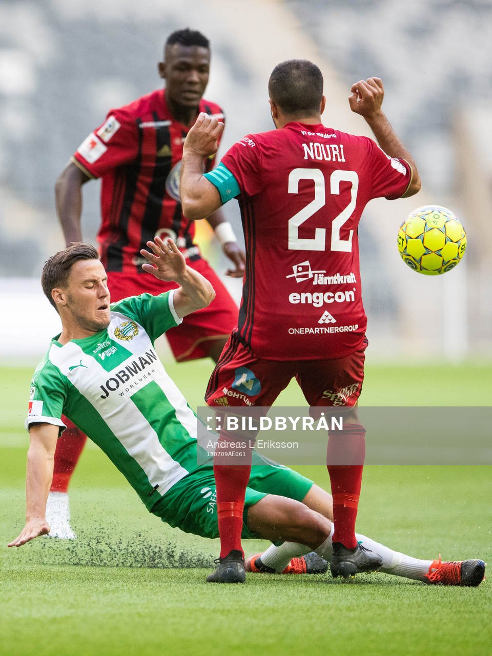 Hammarbys Jeppe Andersen och Östersunds Brwa Nouri i kamp om bollen under fotbollsmatchen i Allsvenskan mellan Hammarby och Östersund den 9 juli 2018 i Stockholm.