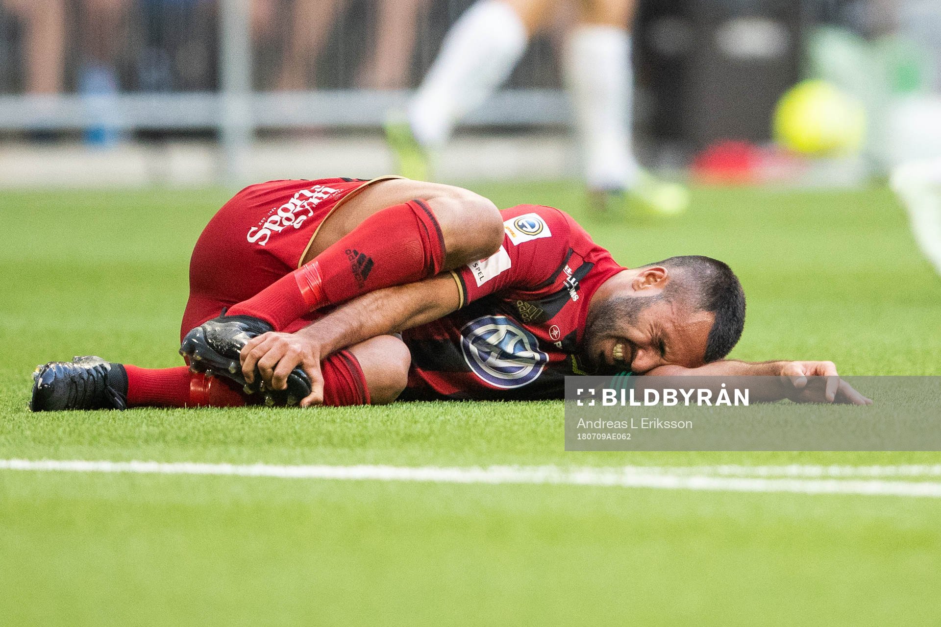 Östersunds Brwa Nouri grimascherar och tar sig för foten