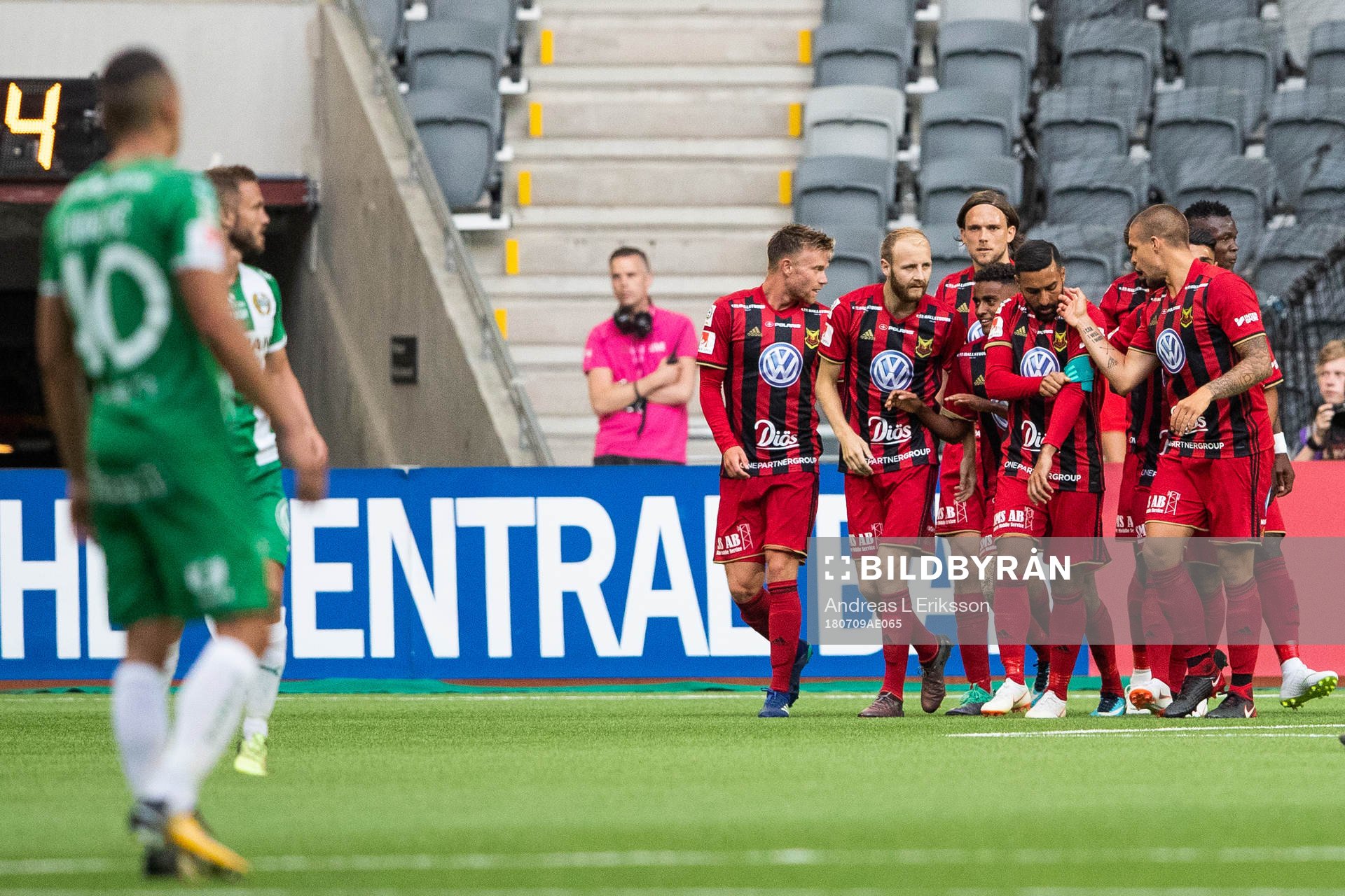 Östersunds Tesfaldet Tekie (mitten) jublar med lagkamrater efter att han gjort 1-1-målet under fotbollsmatchen i Allsvenskan mellan Hammarby och Östersund den 9 juli 2018 i Stockholm.