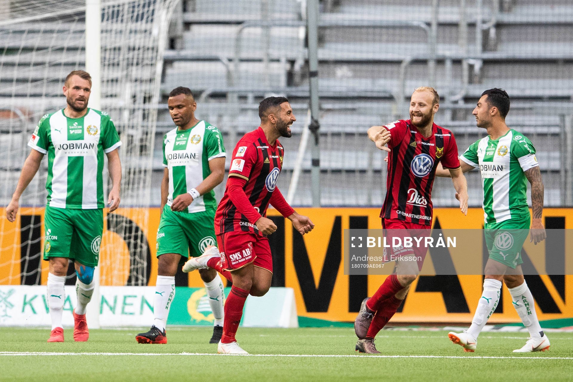 Östersunds Saman Ghoddos (till vänster) jublar med Curtis Edwards efter att Ghoddos gjort ledningsmålet till 1-2 under fotbollsmatchen i Allsvenskan mellan Hammarby och Östersund den 9 juli 2018 i Stockholm.
