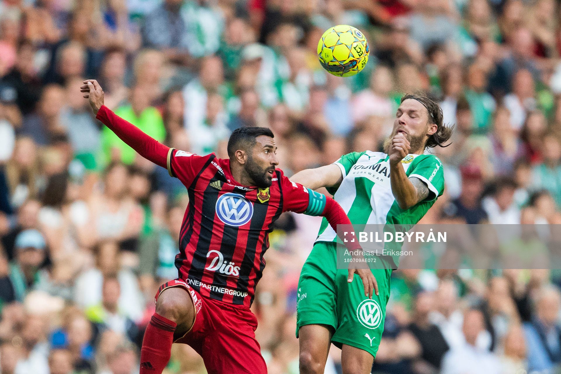 Östersunds Saman Ghoddos och Hammarbys Björn Paulsen i nickduell under fotbollsmatchen i Allsvenskan mellan Hammarby och Östersund den 9 juli 2018 i Stockholm. 