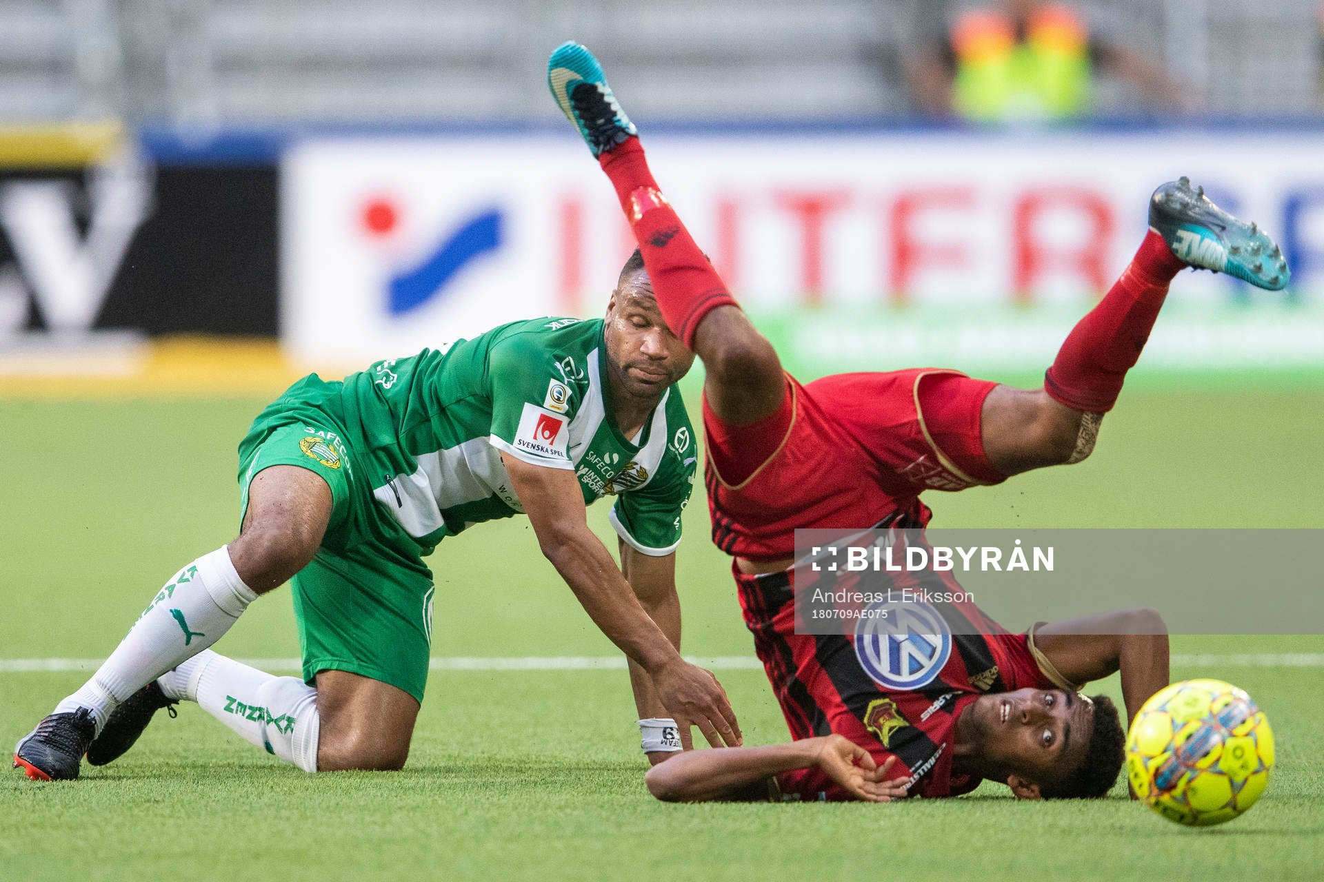 Hammarbys Serge-Junior Martinsson Ngouali och Östersunds Tesfaldet Tekie under fotbollsmatchen i Allsvenskan mellan Hammarby och Östersund den 9 juli 2018 i Stockholm.