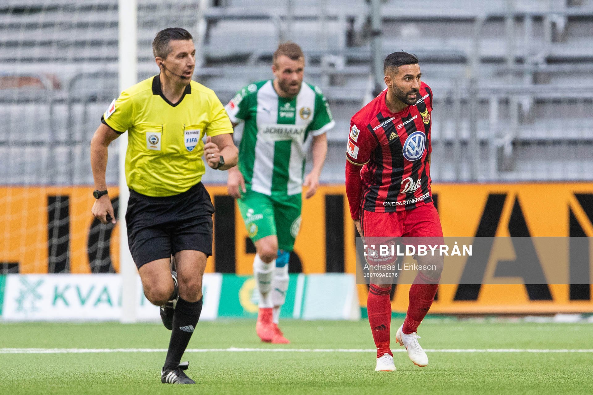 Östersunds Saman Ghoddos tar sig för baklåret under fotbollsmatchen i Allsvenskan mellan Hammarby och Östersund den 9 juli 2018 i Stockholm.