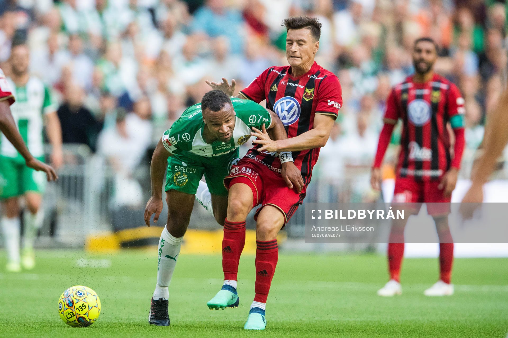 Hammarbys Serge-Junior Martinsson Ngouali och Östersunds Jamie Hopcutt i kamp om bollen under fotbollsmatchen i Allsvenskan mellan Hammarby och Östersund den 9 juli 2018 i Stockholm.
