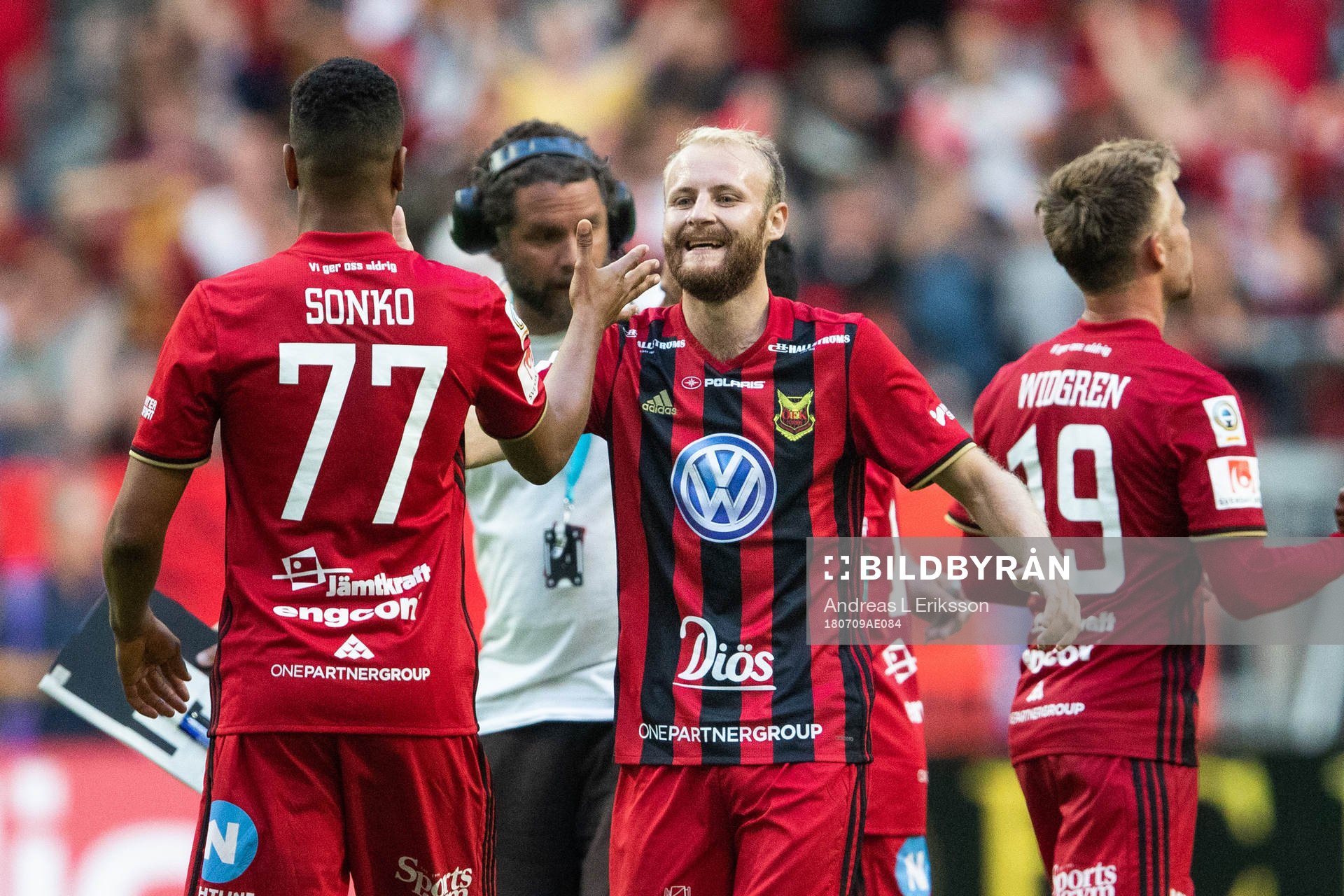 Östersunds Curtis Edwards jublar med Noah Sonko Sundberg efter vinsten i fotbollsmatchen i Allsvenskan mellan Hammarby och Östersund den 9 juli 2018 i Stockholm.