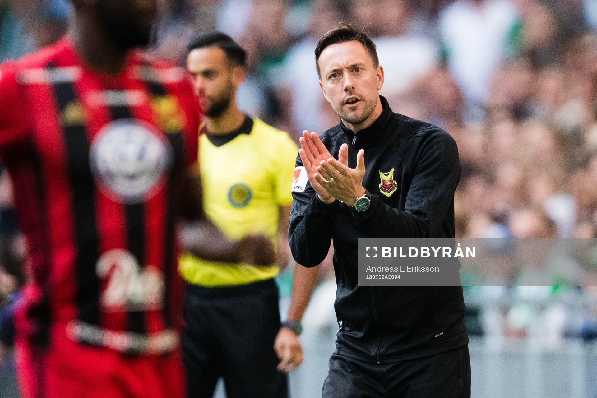 Östersunds tränare Ian Burchnall jublar