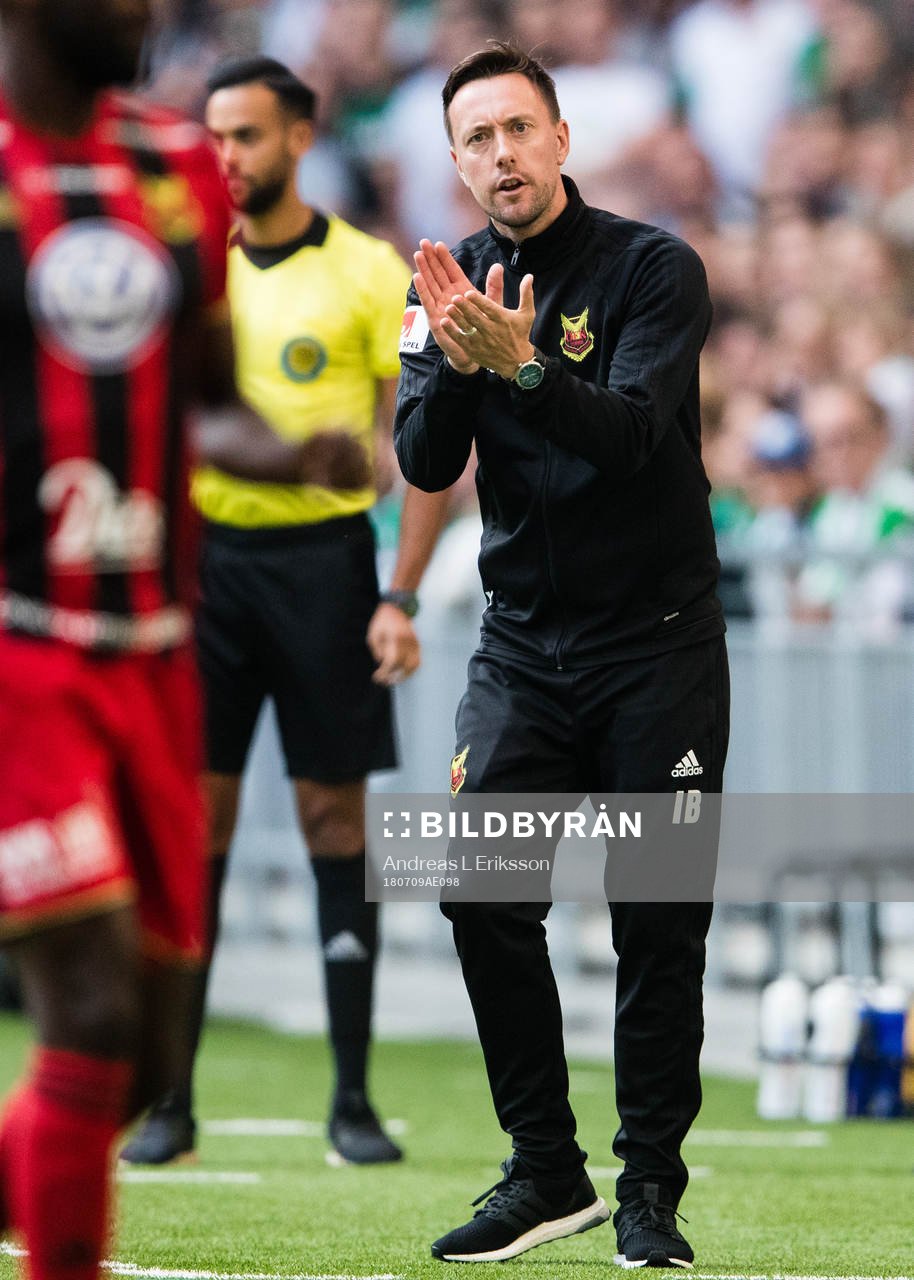 Östersunds tränare Ian Burchnall jublar