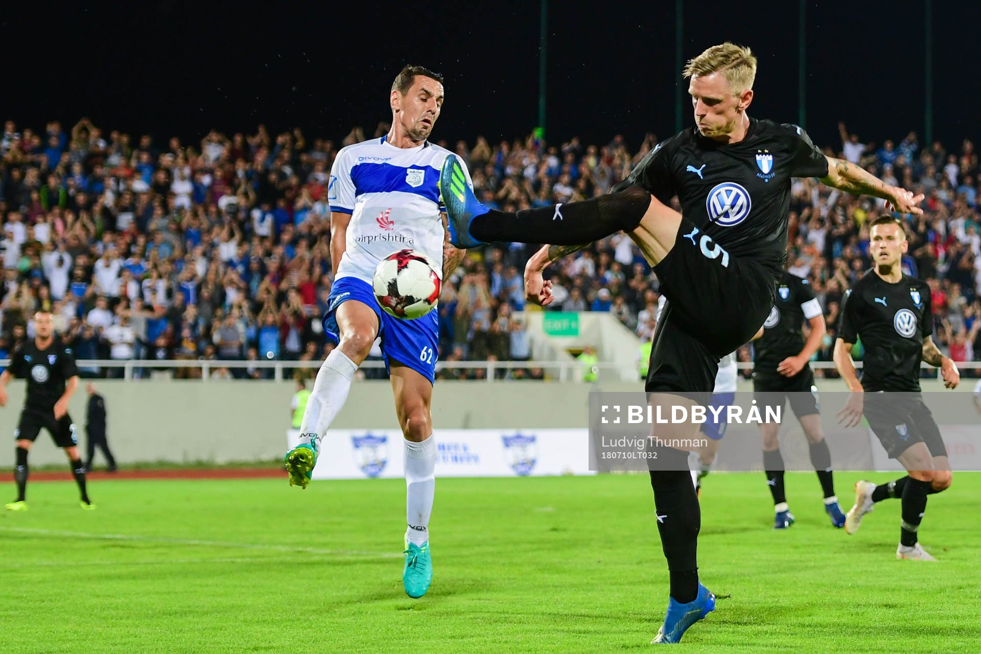 Viktor Kuka of Drita defends against Sören Rieks of Malmö