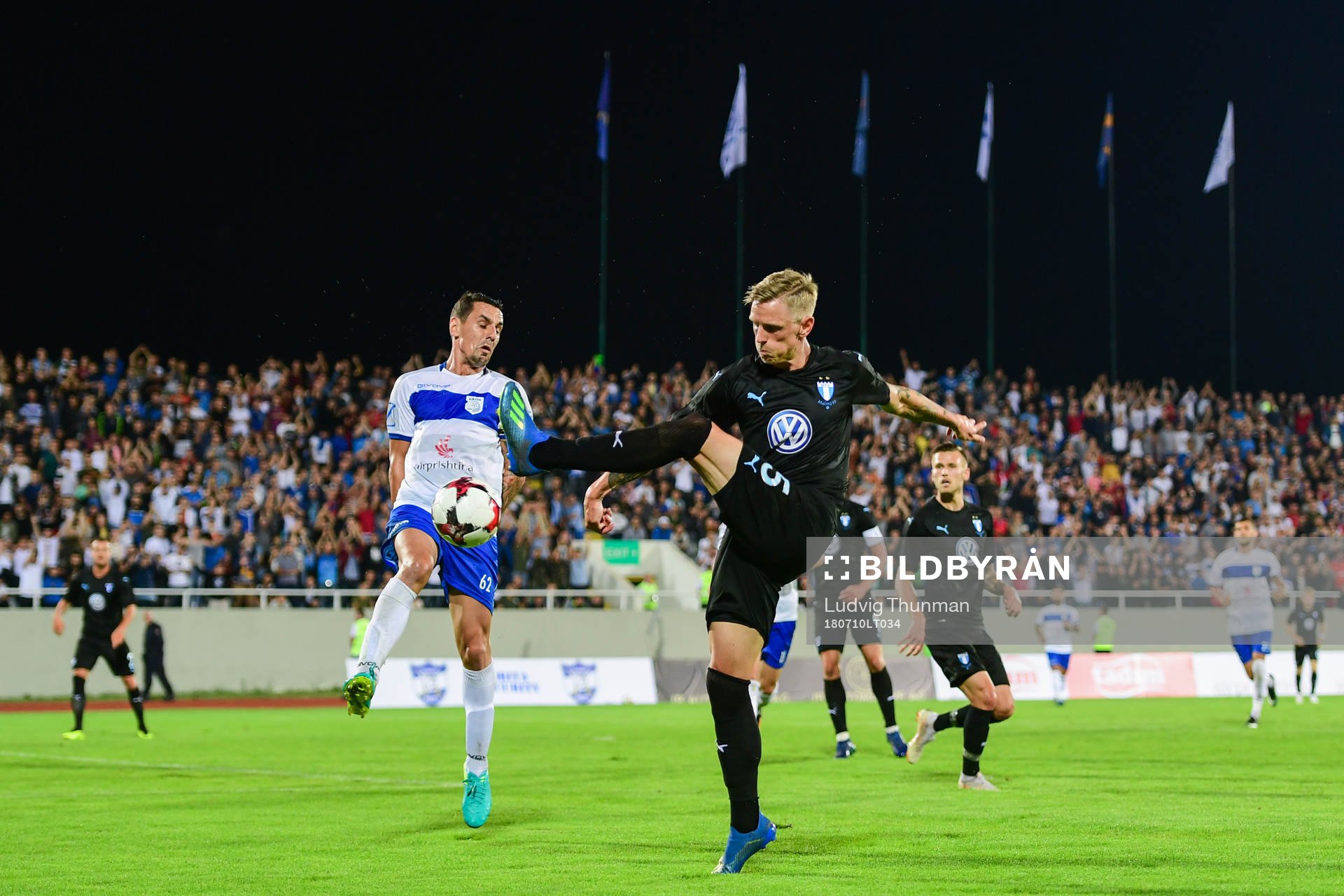 Viktor Kuka of Drita defends against Sören Rieks of Malmö