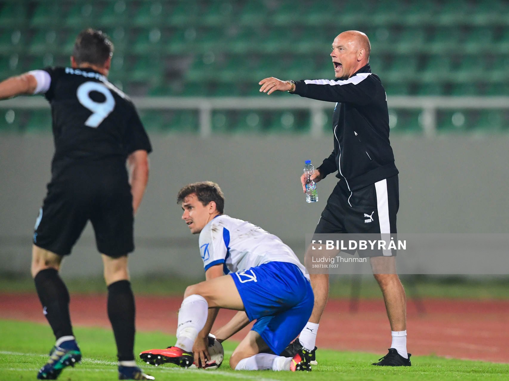 Head coach Uwe Rösler  of Malmö FF react
