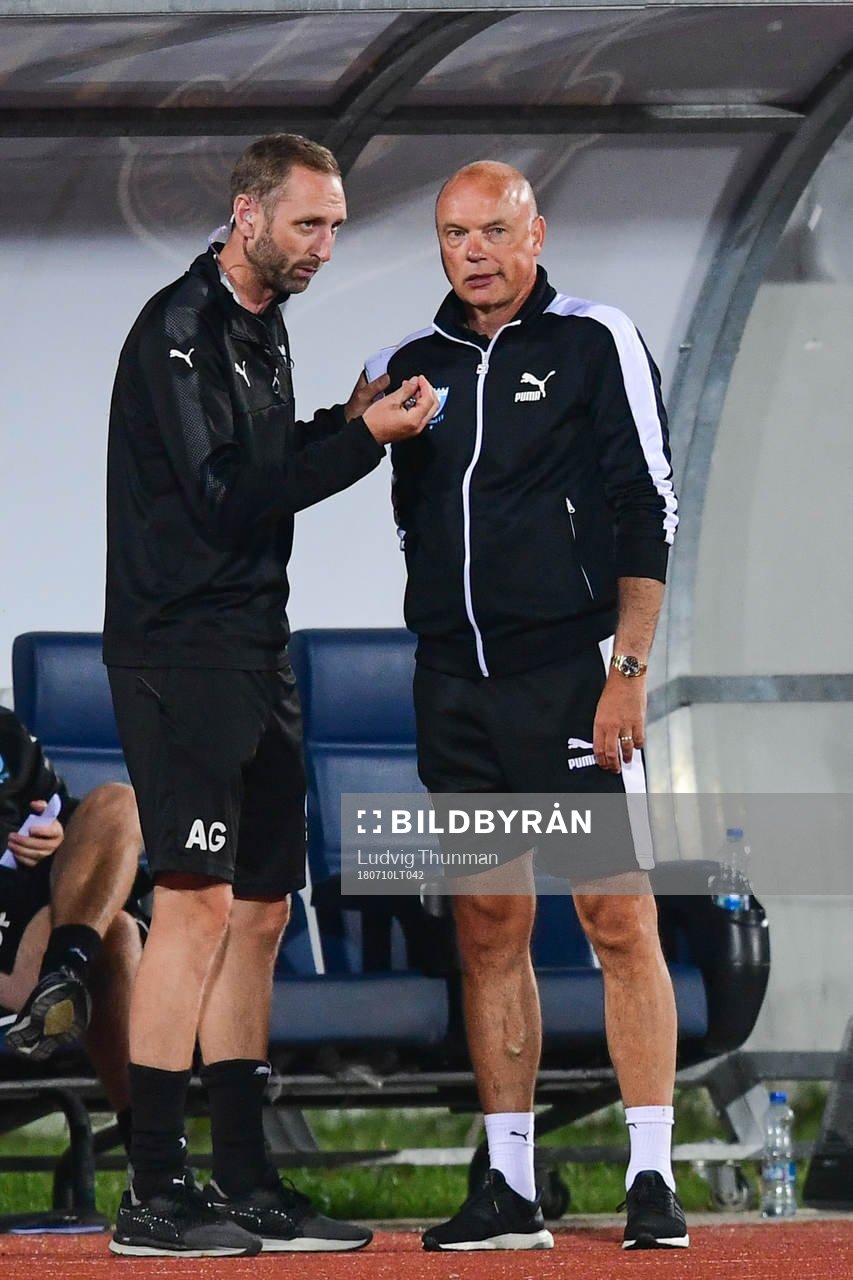 Head coach Uwe Rösler talks to the assistant coach Andreas