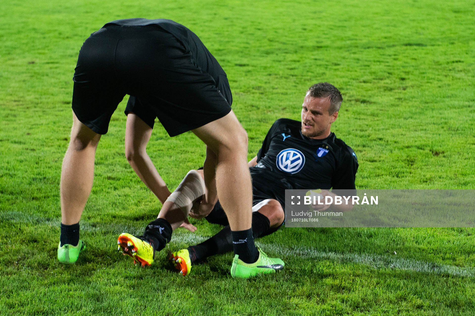 Eric Larsson of Malmö FF gets his knee wrapped
