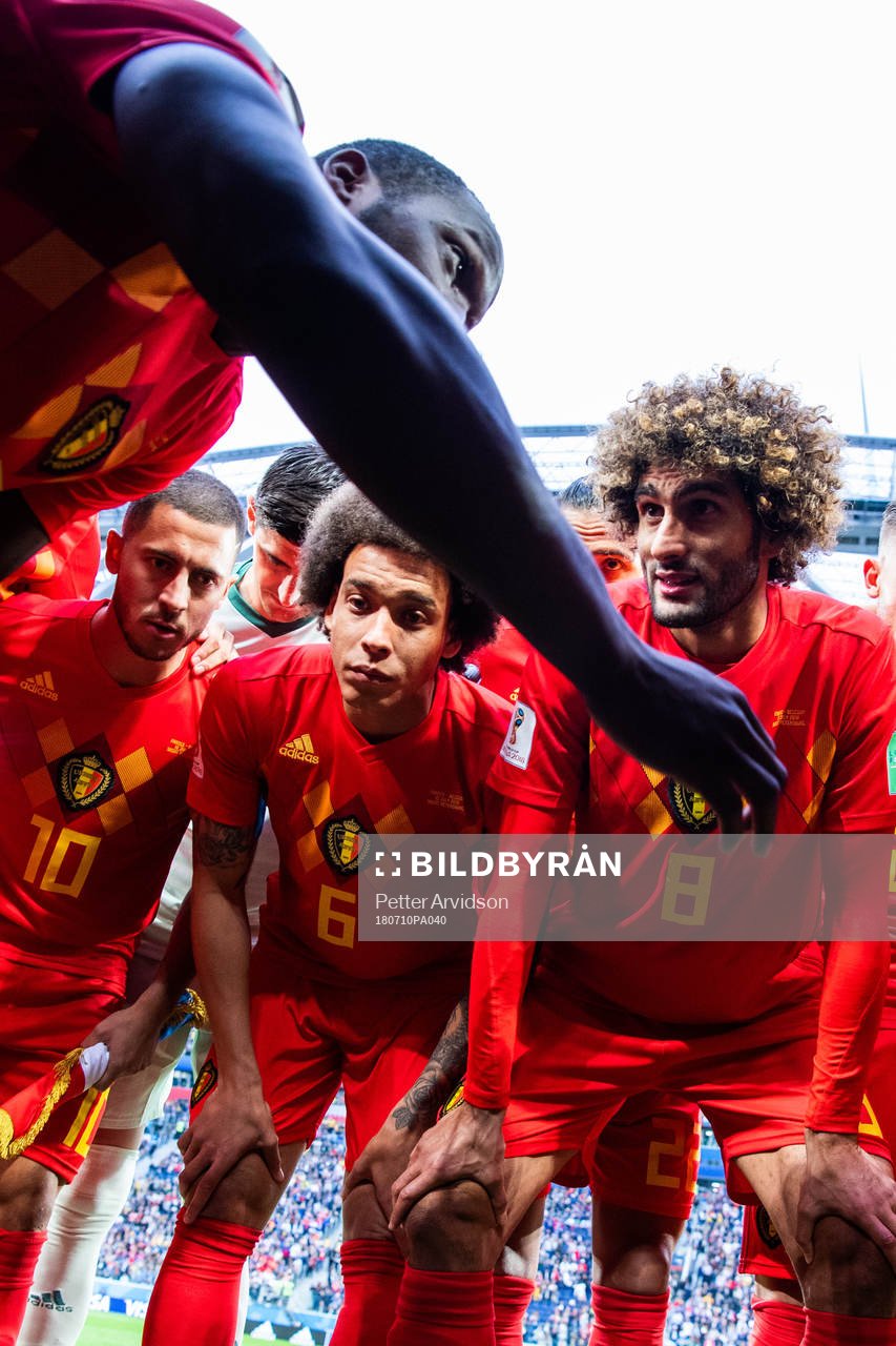 Romelu Lukaku talks to team mates Axel Witsel, Marouane