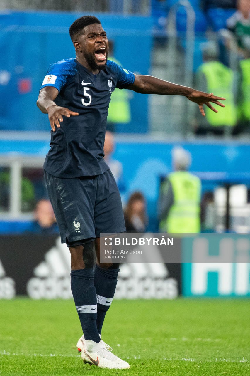 Samuel Umtiti of France celebrate