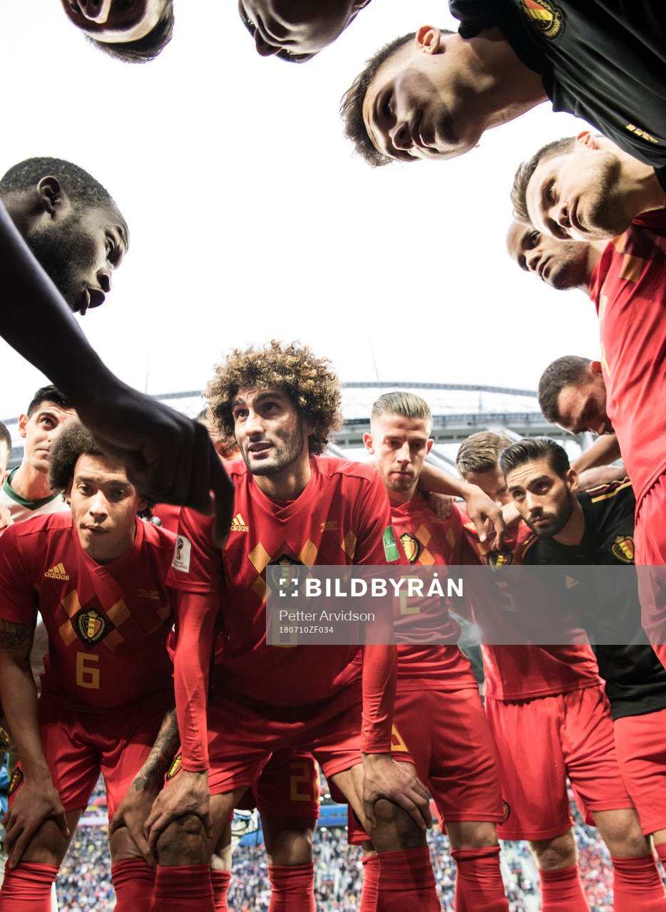 Romelu Lukaku talks to team mates Axel Witsel and Marouane