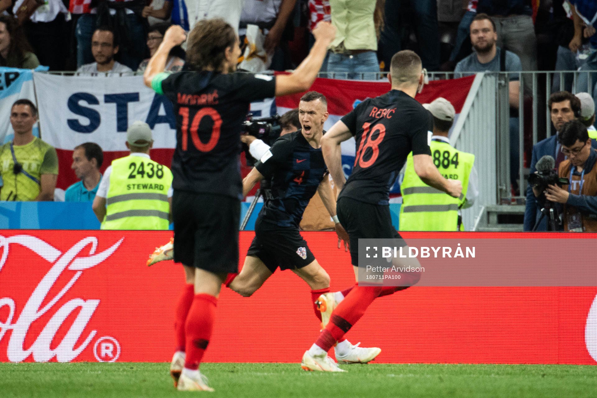Ivan Perisic of Croatia (middle) celebrate