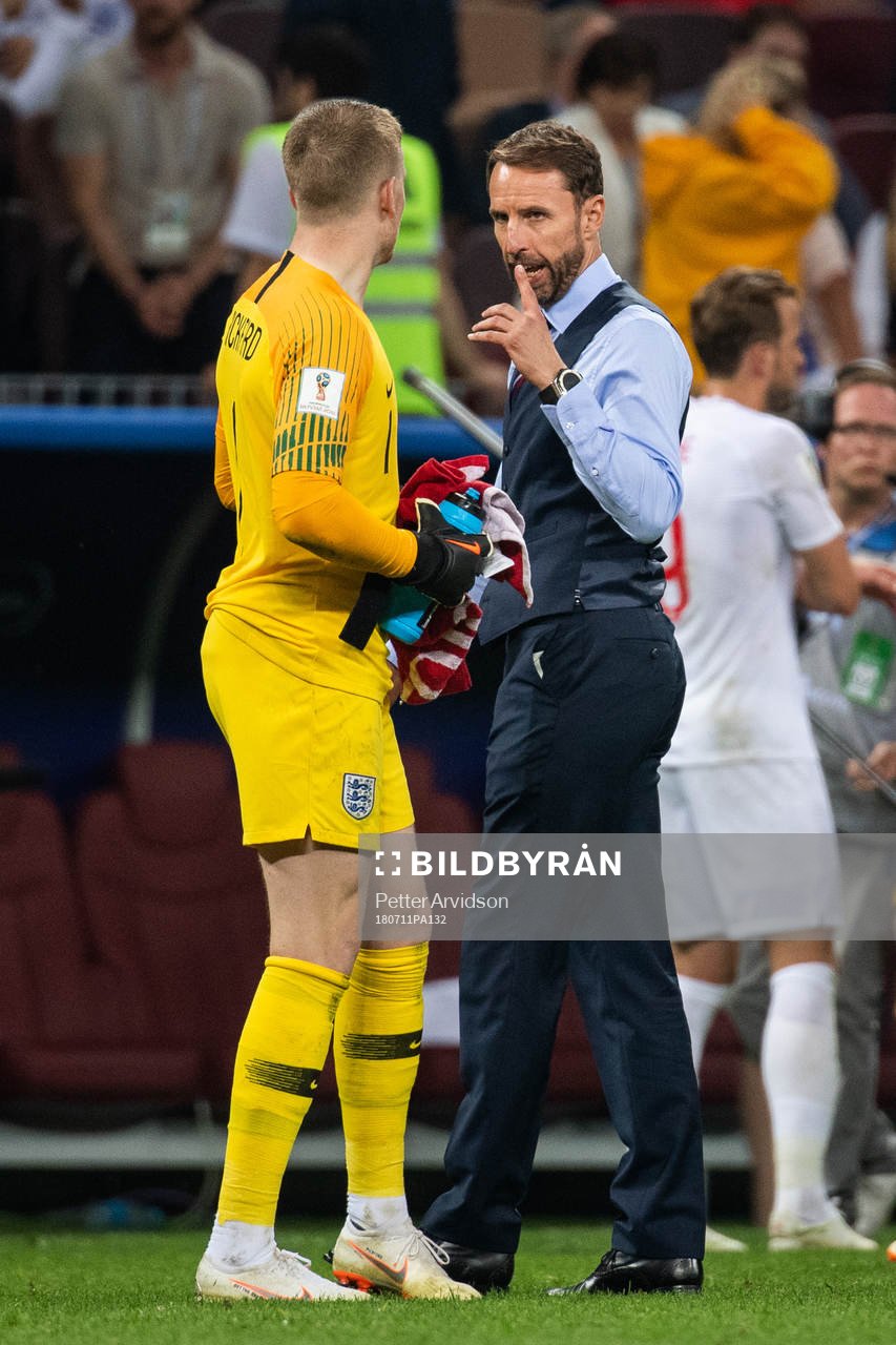 Head coach Gareth Southgate talks to goalkeeper Jordan