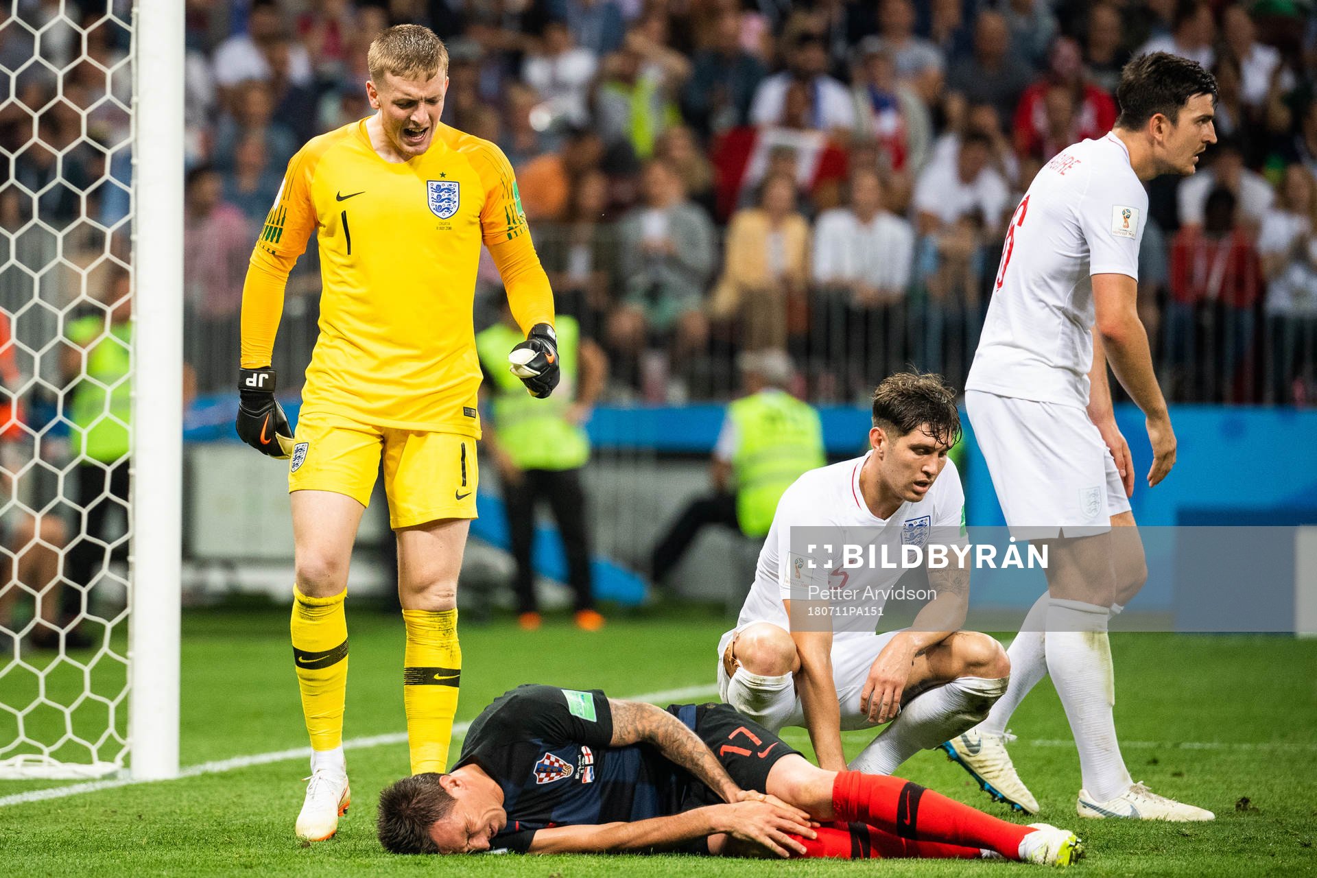 goalkeeper Jordan Pickford of England sees Mario Mandzukic