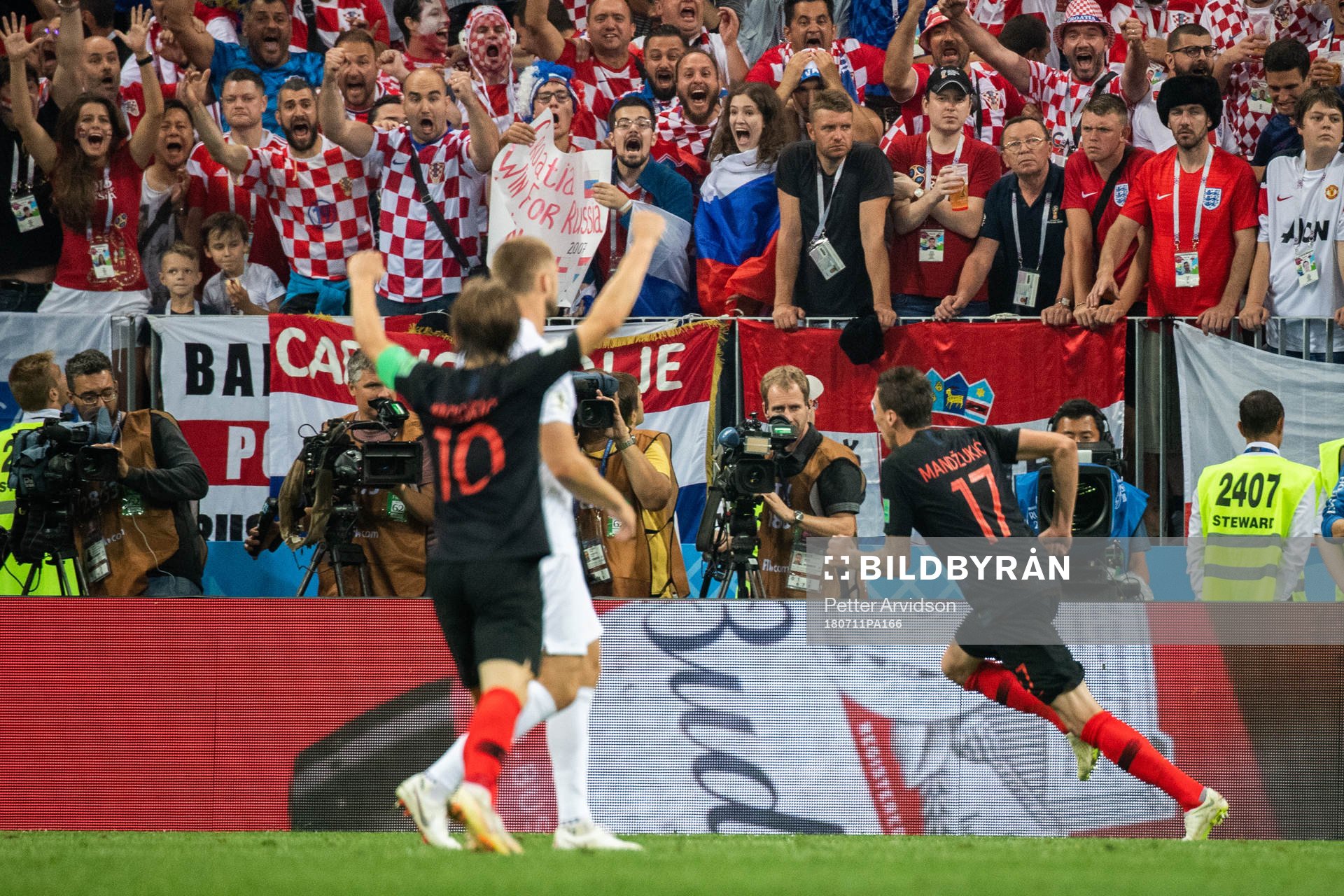 Mario Mandzukic of Croatia celebrate