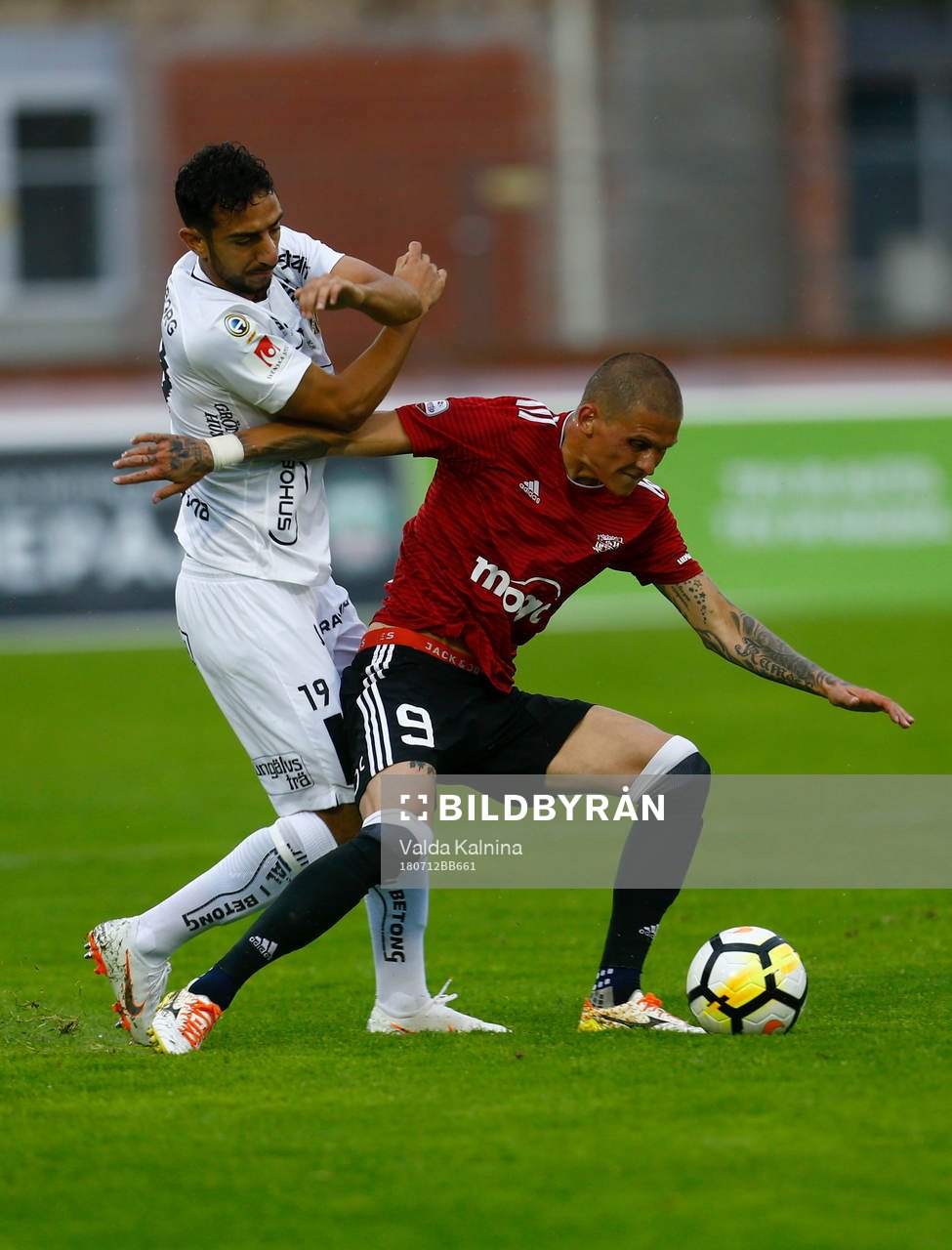 Liepajas Vladimir Kamess (R) and Häckens Daleho Irandust