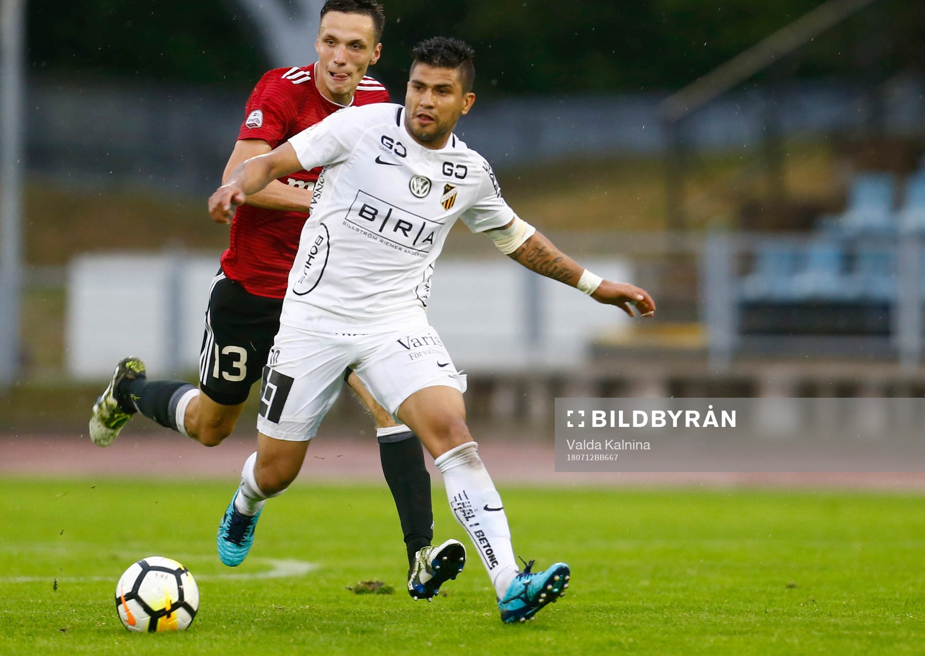Liepajas Andris Aivis Jurkovskis  (L) and Häckens Paulo De