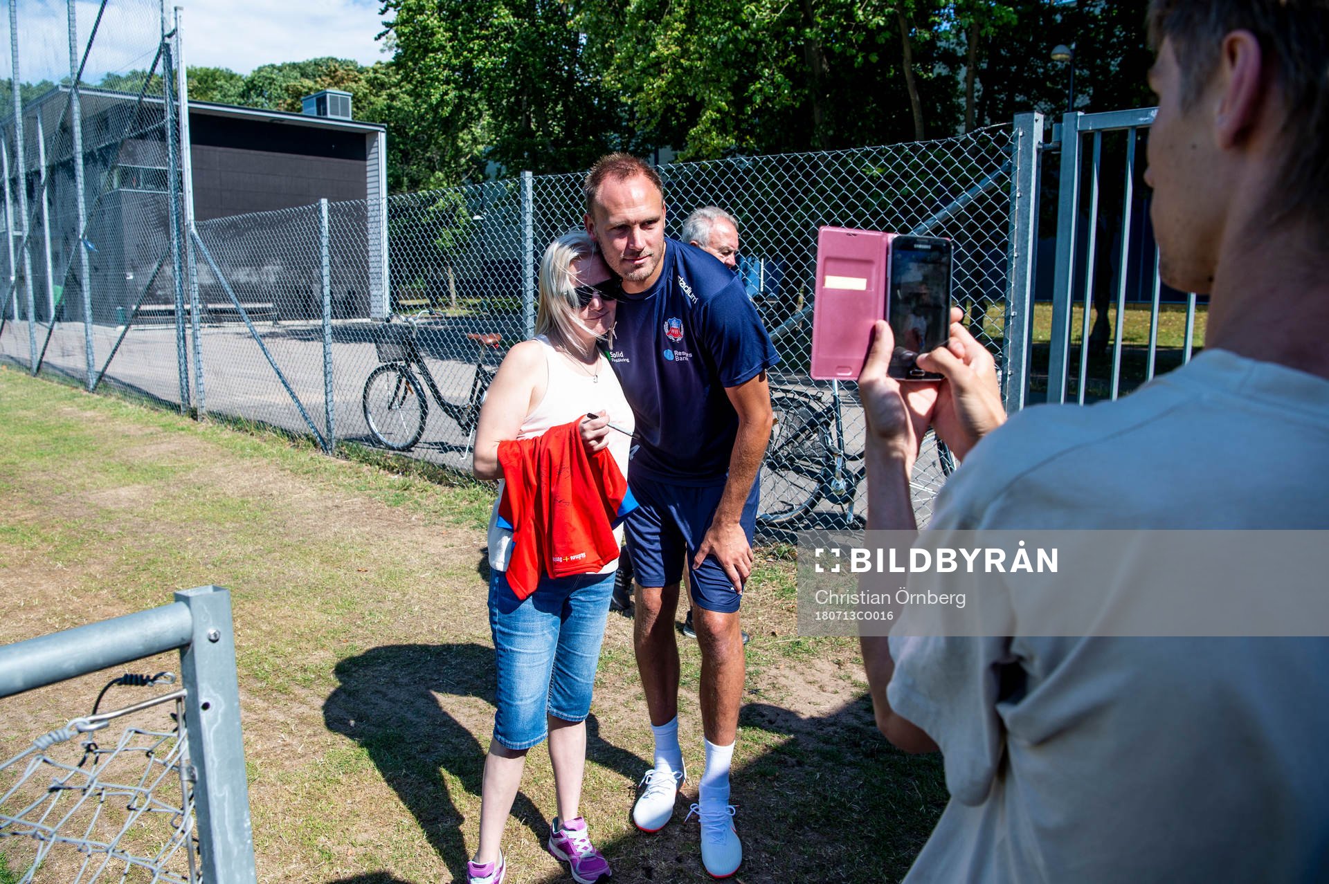 Andreas Granqvist får ta selfies med åskådarna