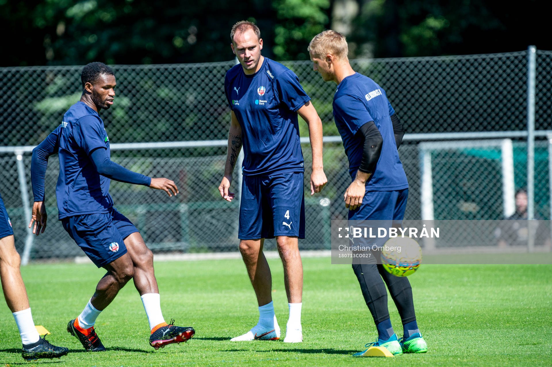 Andreas Granqvist med Mohammed Abubakari och målvakt Pär