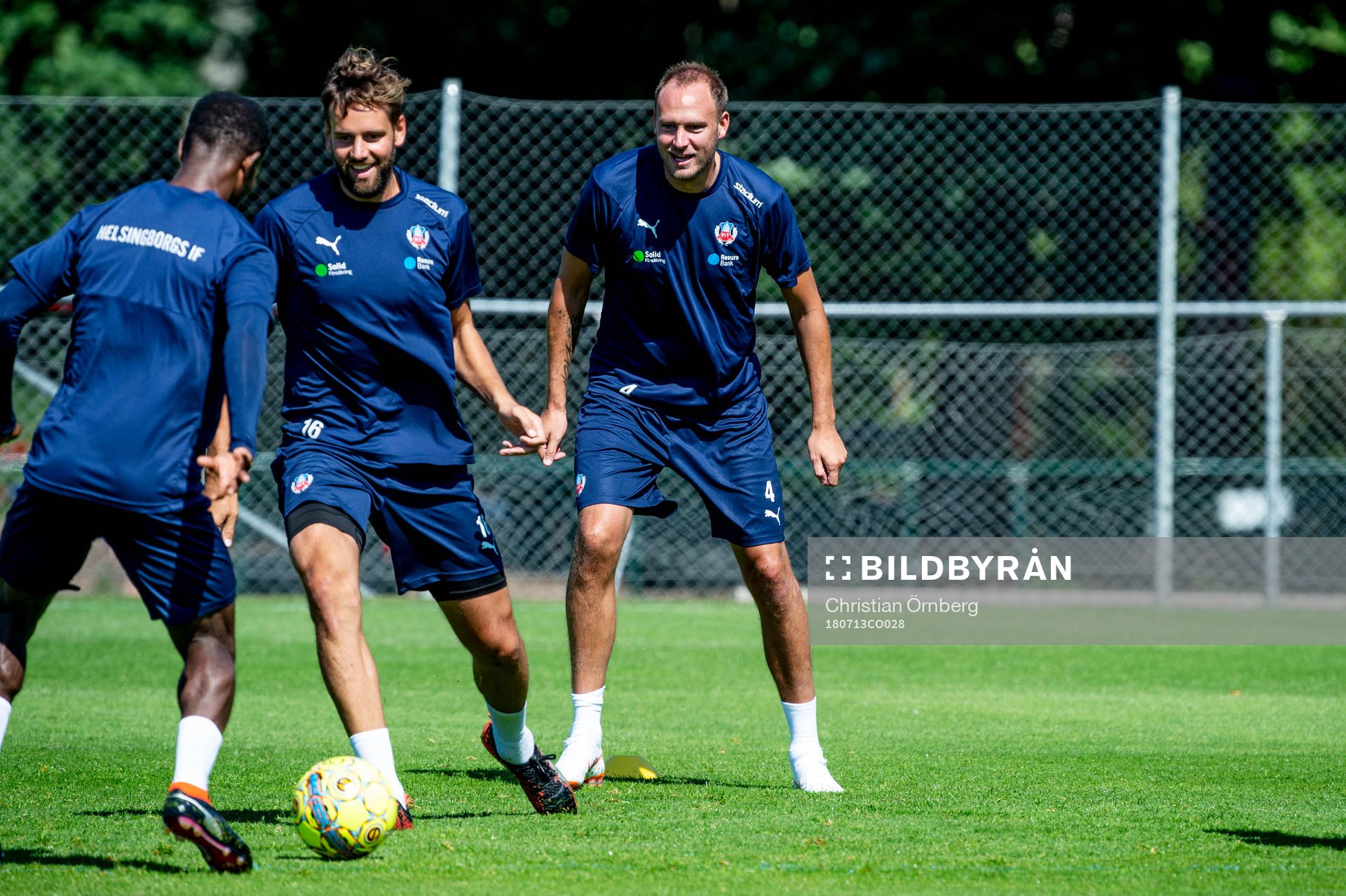 Andreas Granqvist med lagkamraterna