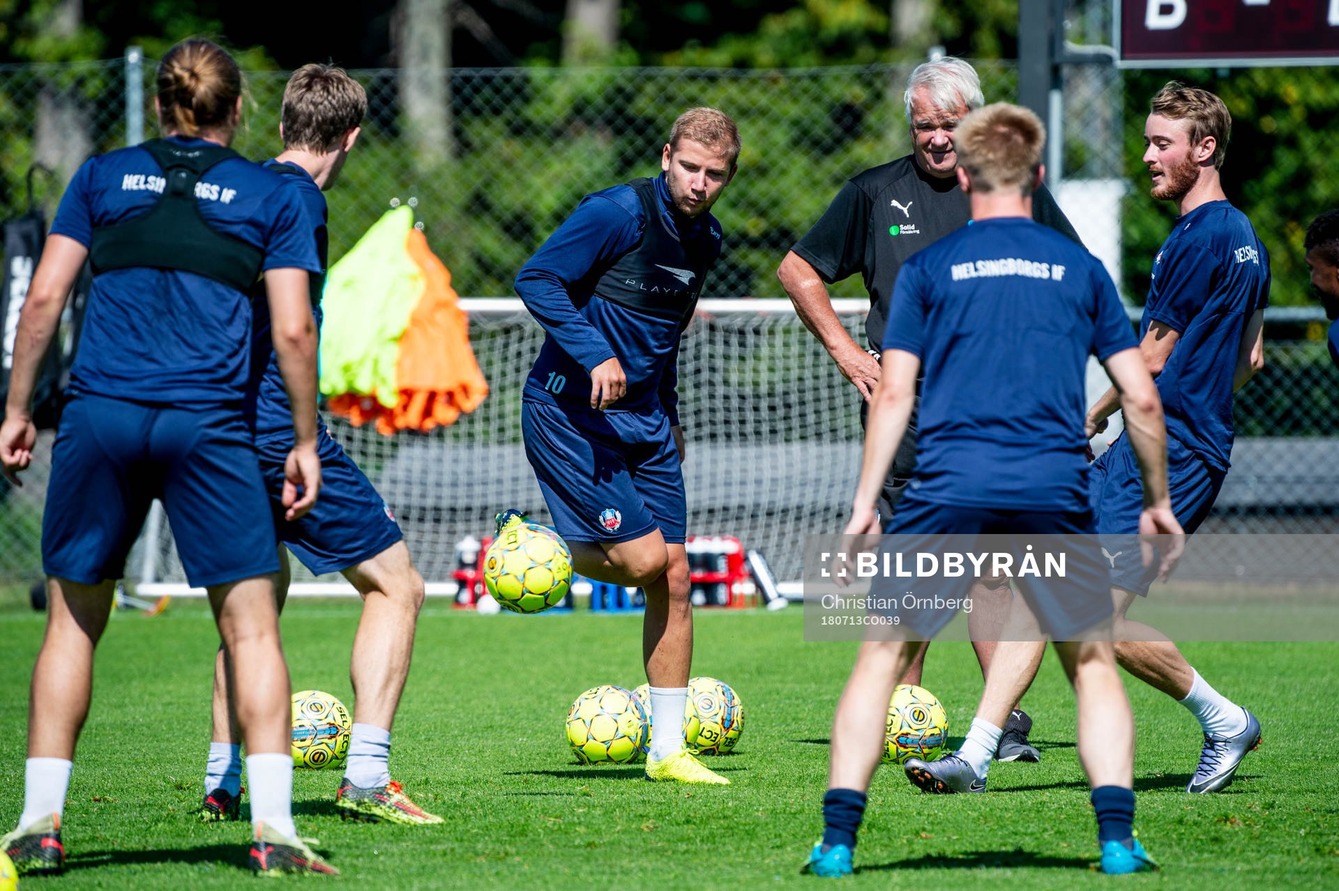 Darijan Bojanic i mitten bland lagkamraterna