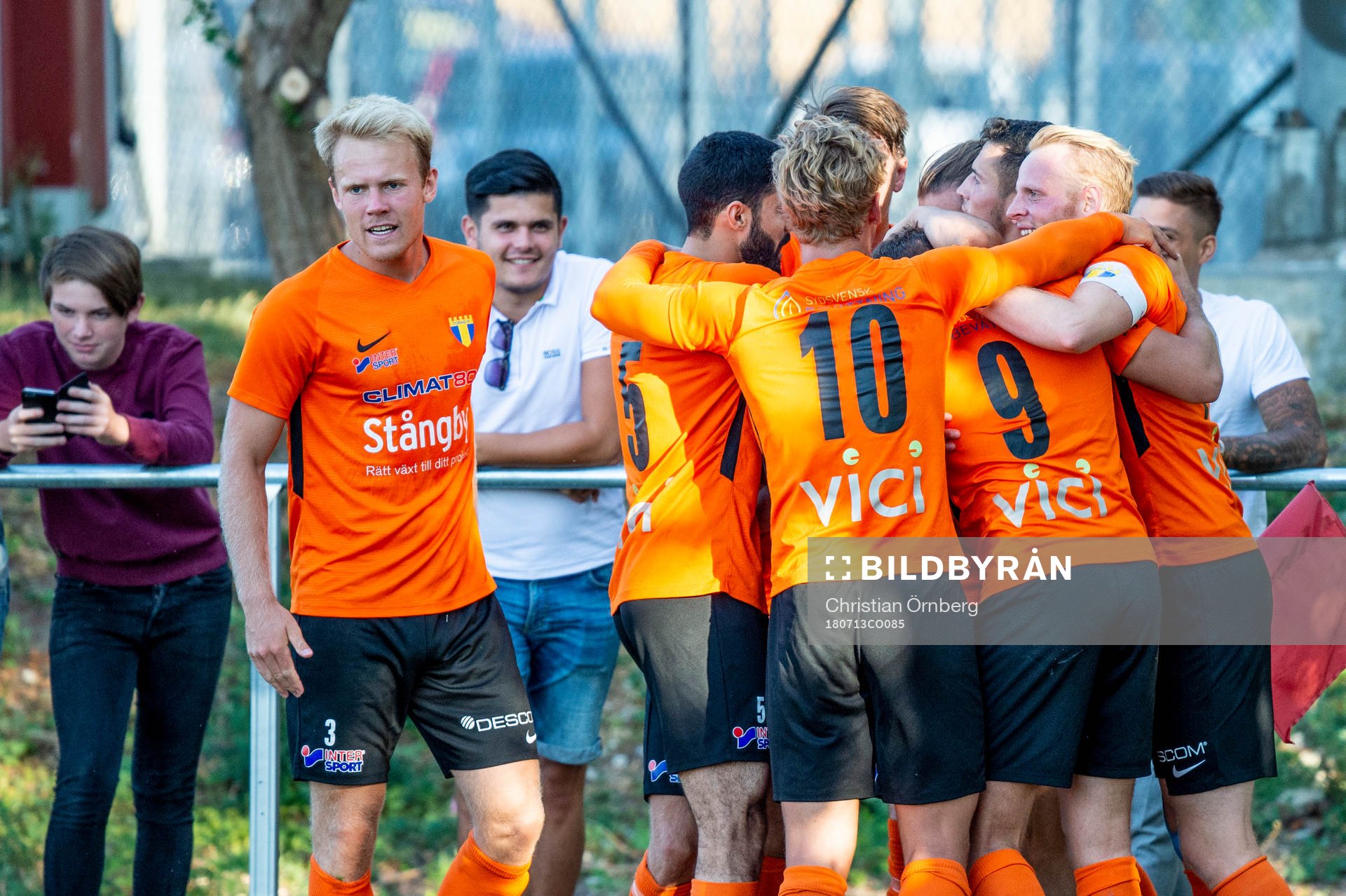 Jubel i Torns efter 1-1 med mål av Astrit Seljmani under fotbollsmatchen i Division 1 Södra mellan Torn och Lund den 13 juli 2018 i Stångby.