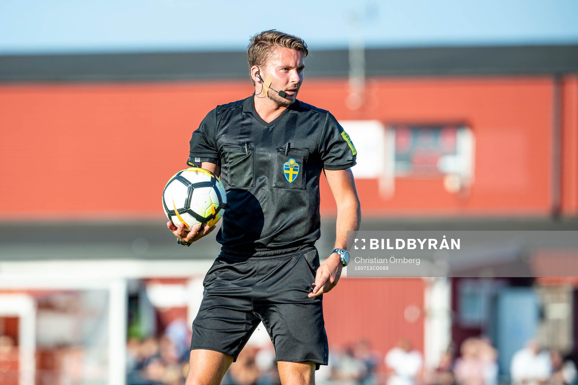 Domaren Joakim Östling under fotbollsmatchen i Division 1 Södra mellan Torn och Lund den 13 juli 2018 i Stångby.