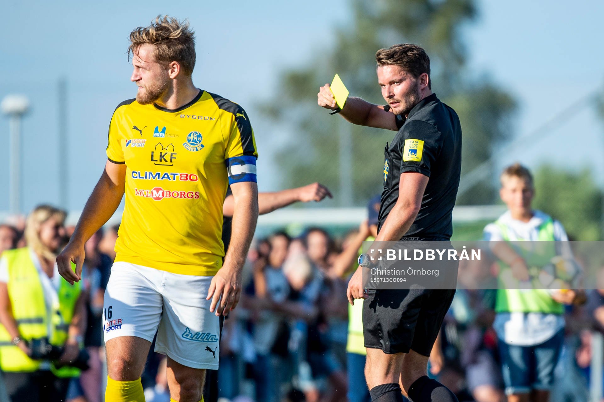 Domaren Joakim Östling ger Lunds Martin Johansson gult kort under fotbollsmatchen i Division 1 Södra mellan Torn och Lund den 13 juli 2018 i Stångby.